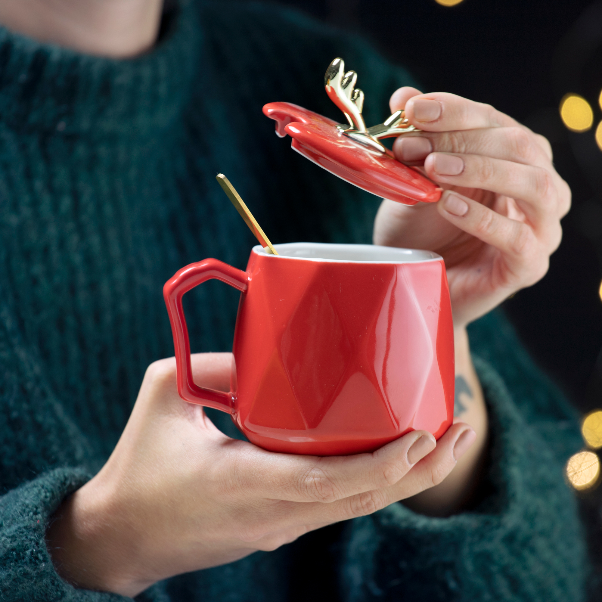 Kubek z pokrywką i łyżeczką Glam Red 350 ml AMBITION