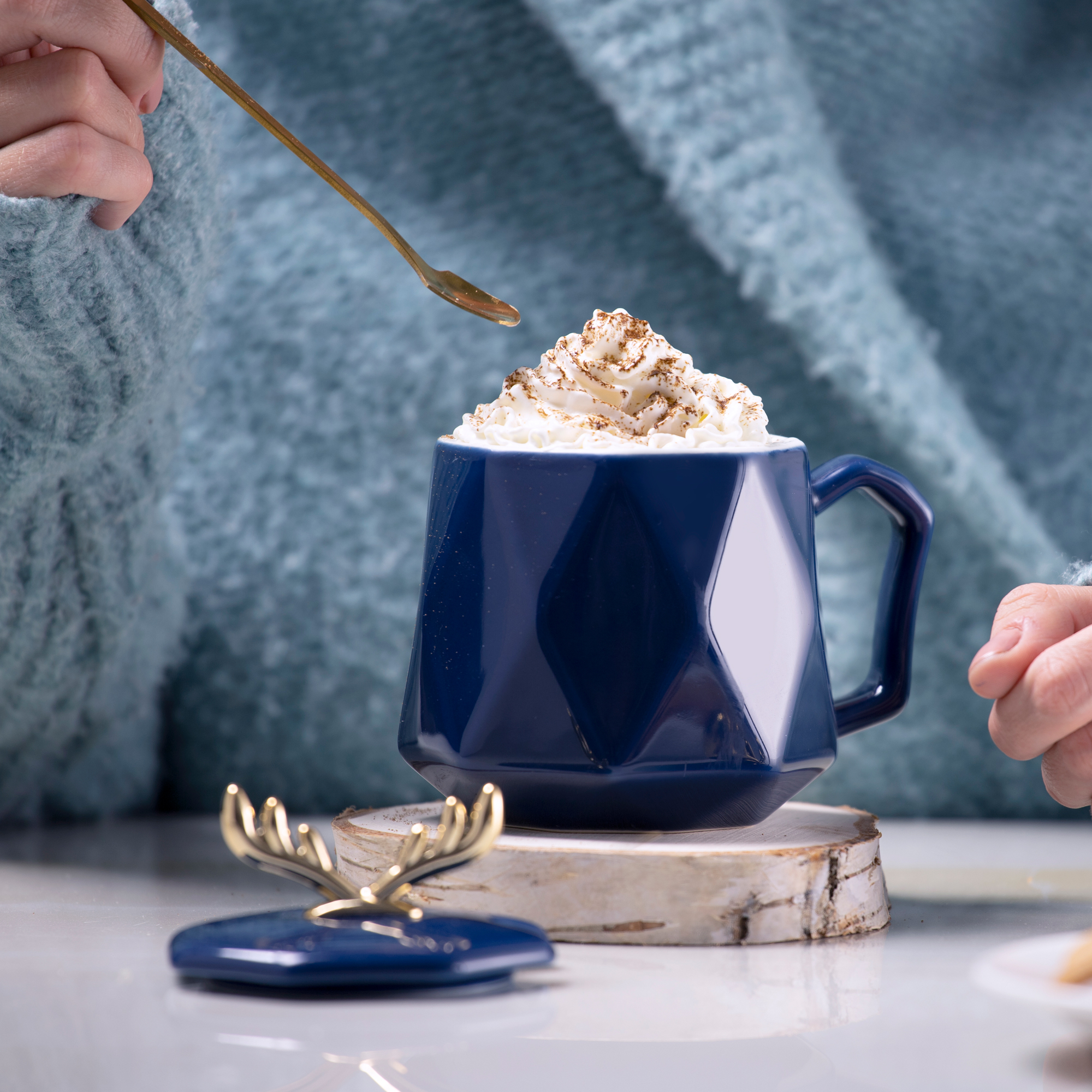 Mugg med lock och sked Glam Navy 350 ml AMBITION