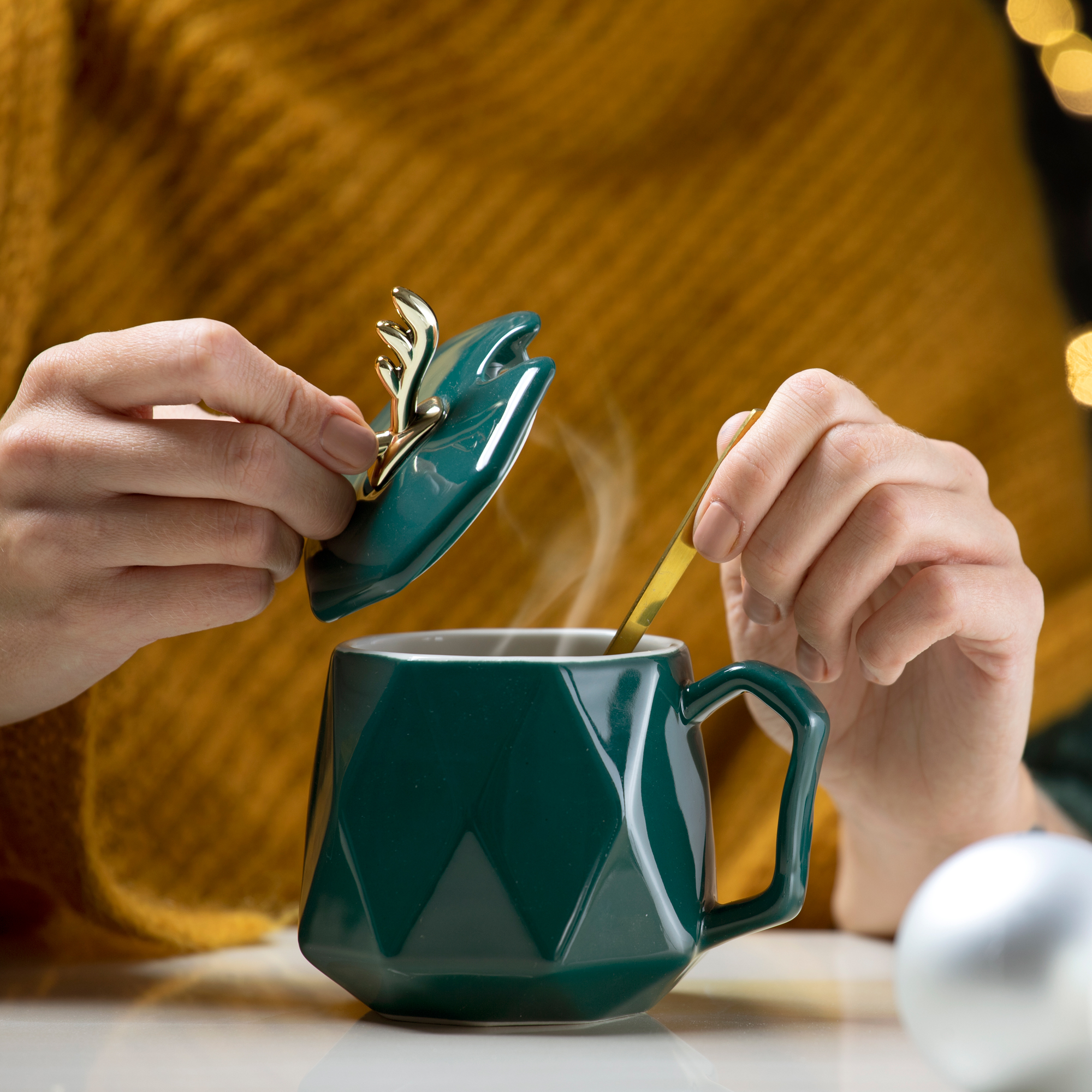 Kubek z pokrywką i łyżeczką Glam Green 350 ml AMBITION