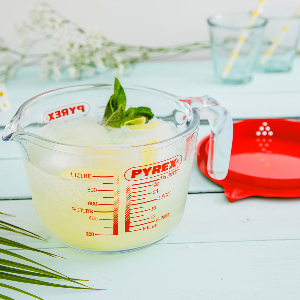 Skleněná odměrka s plastovým víkem 1 l PYREX