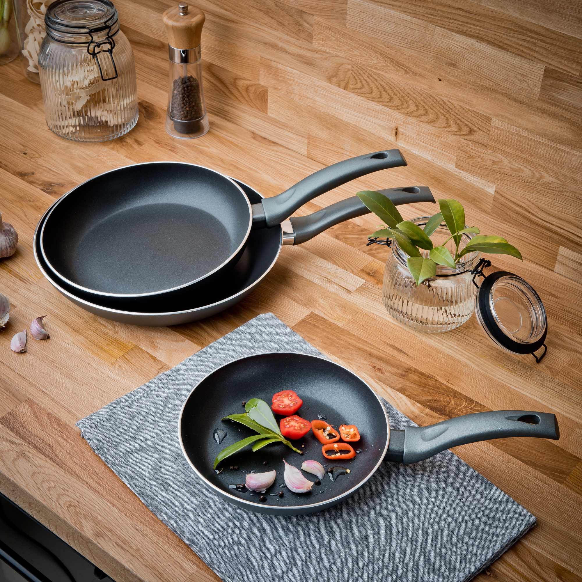 Set of frying pans with Ilag Basic Graphite coating 3-piece set AMBITION