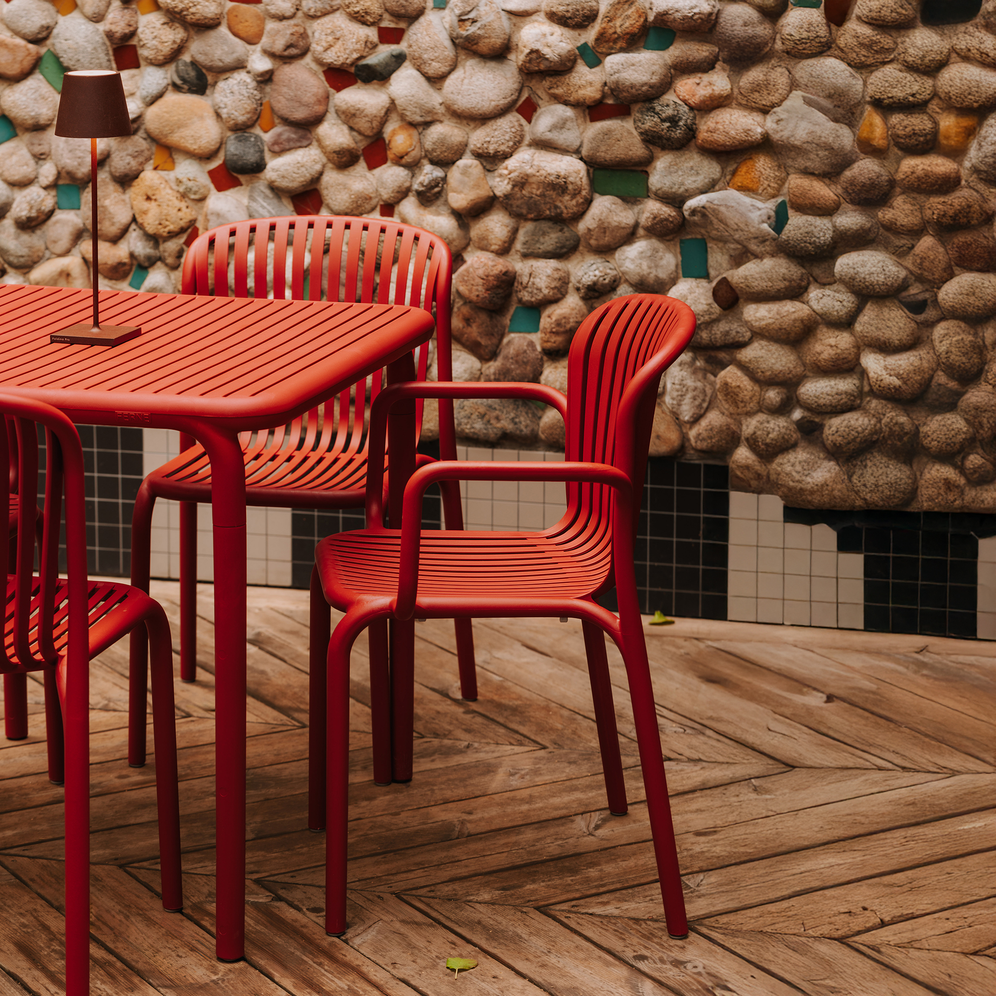Plastová záhradná stolička s podrúčkami Brene Retro Red FERNE