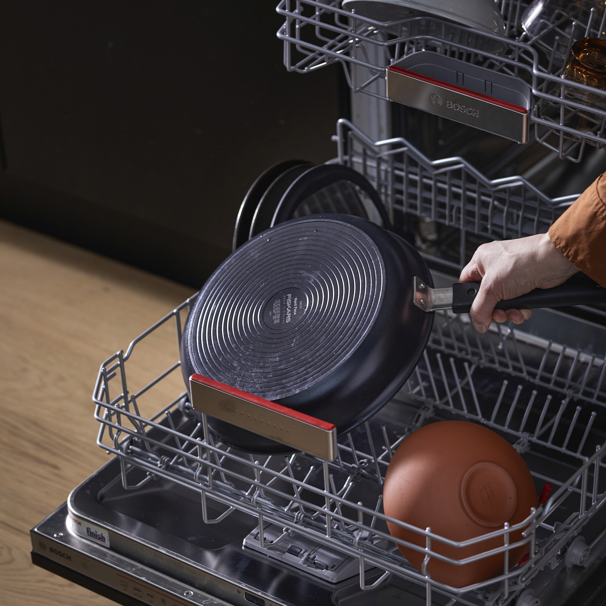 Patelnia Hard Face 28 cm FISKARS