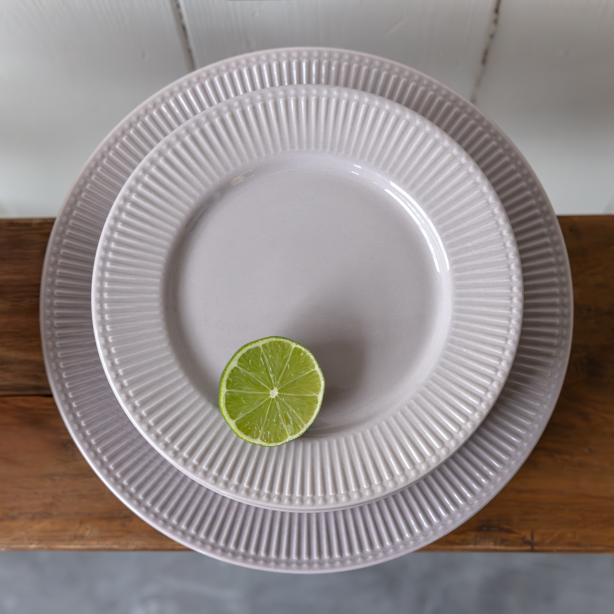 Šedý porcelánový plytký tanier Curly 27 cm AMBITION