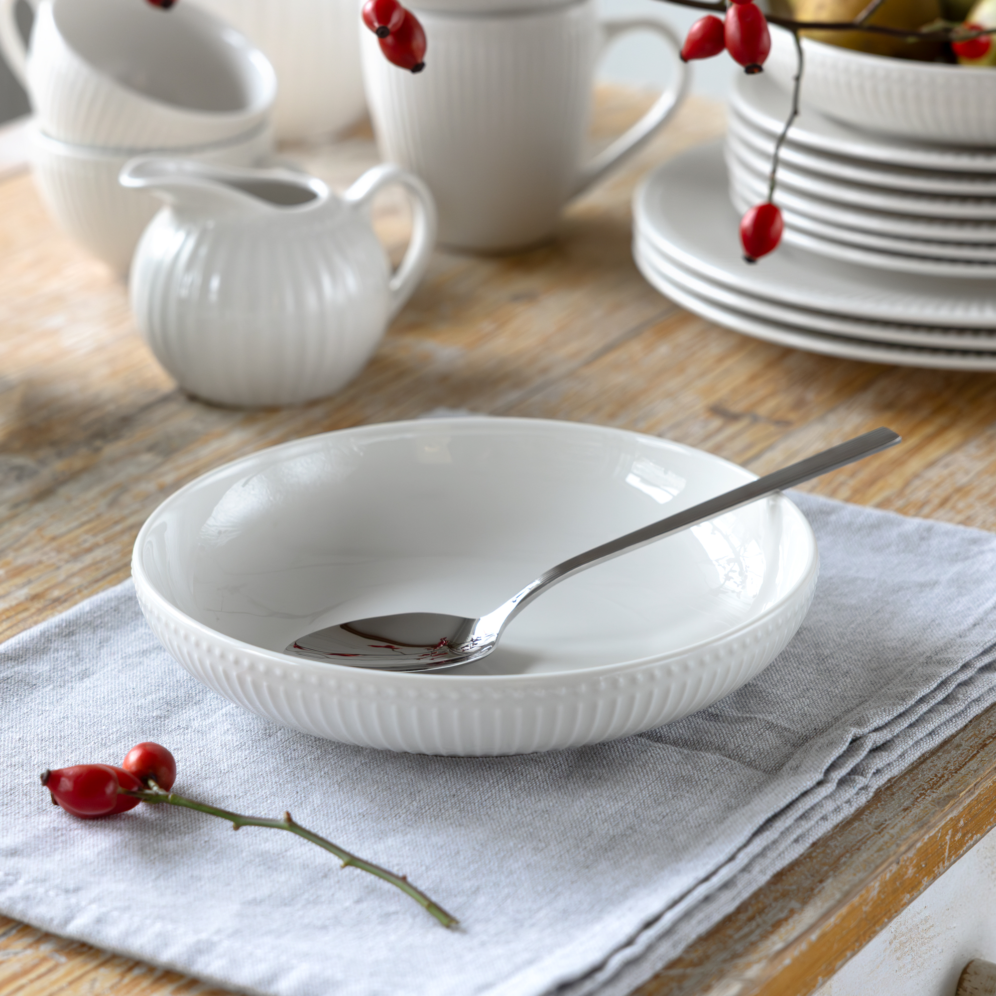 Krémový porcelánový hlboký tanier Curly 22 cm AMBITION