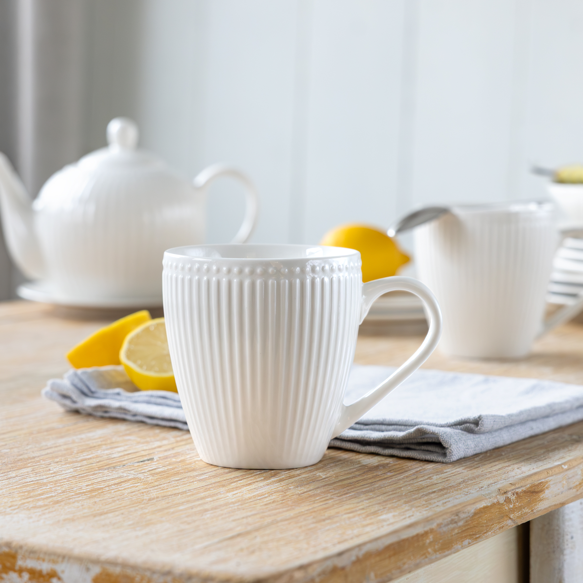 Krémový porcelánový hrnček Curly 390 ml AMBITION