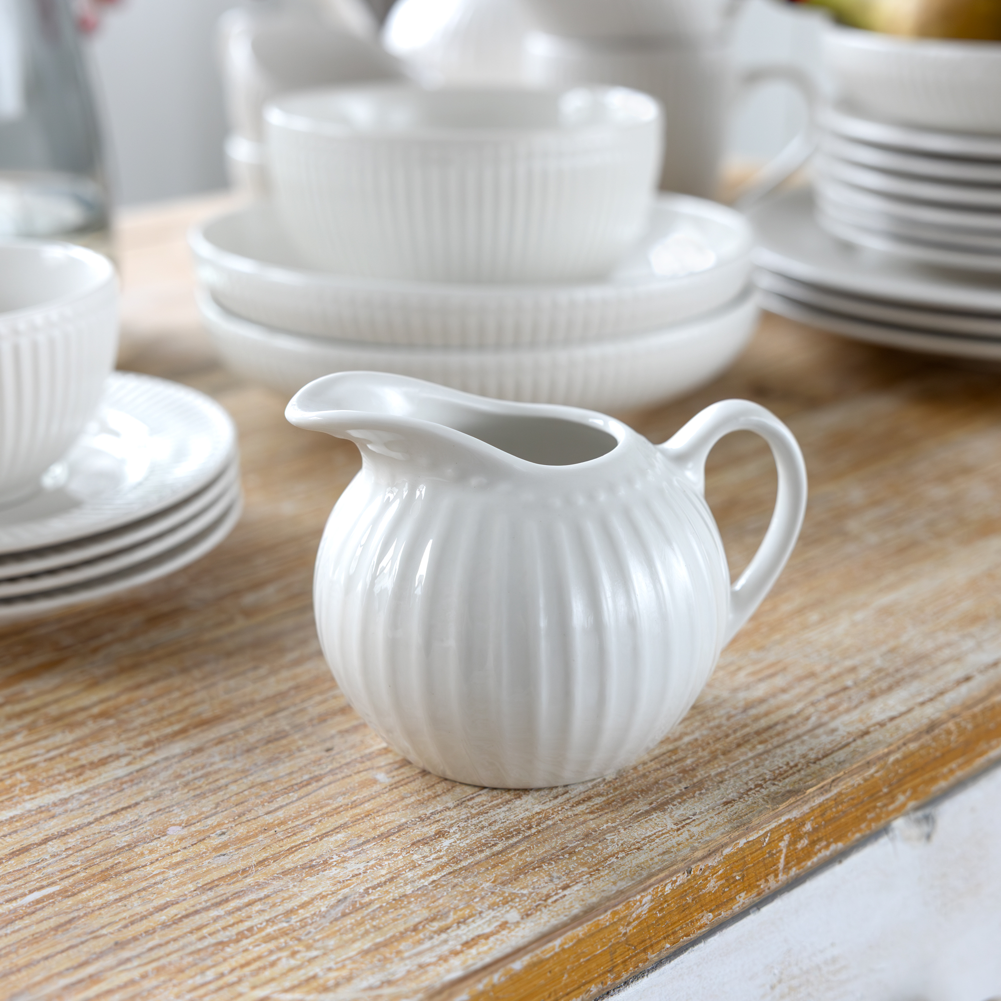 Mjölkkanna Curly vit AMBITION