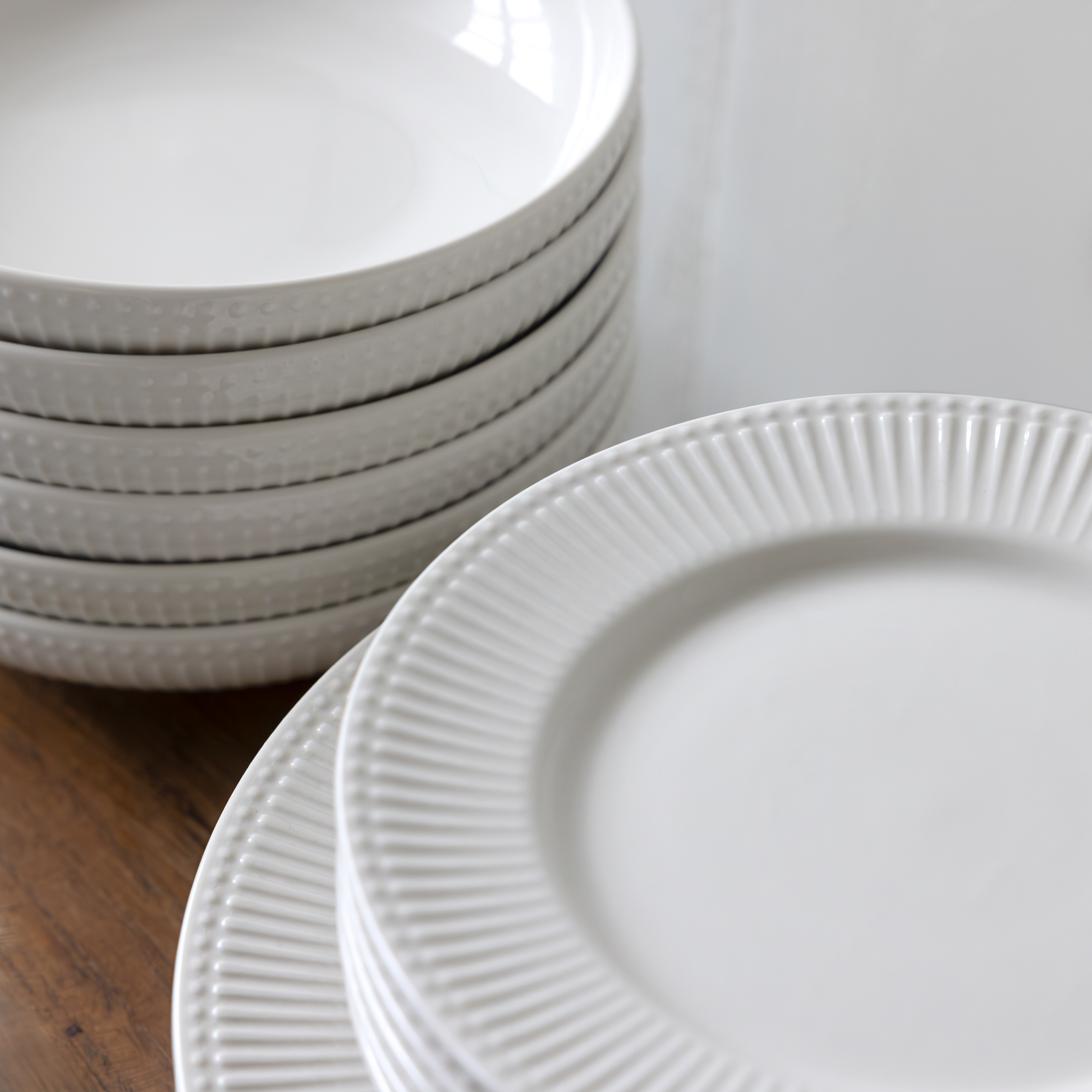 Krémový porcelánový dezertný tanier Curly 20,5 cm AMBITION