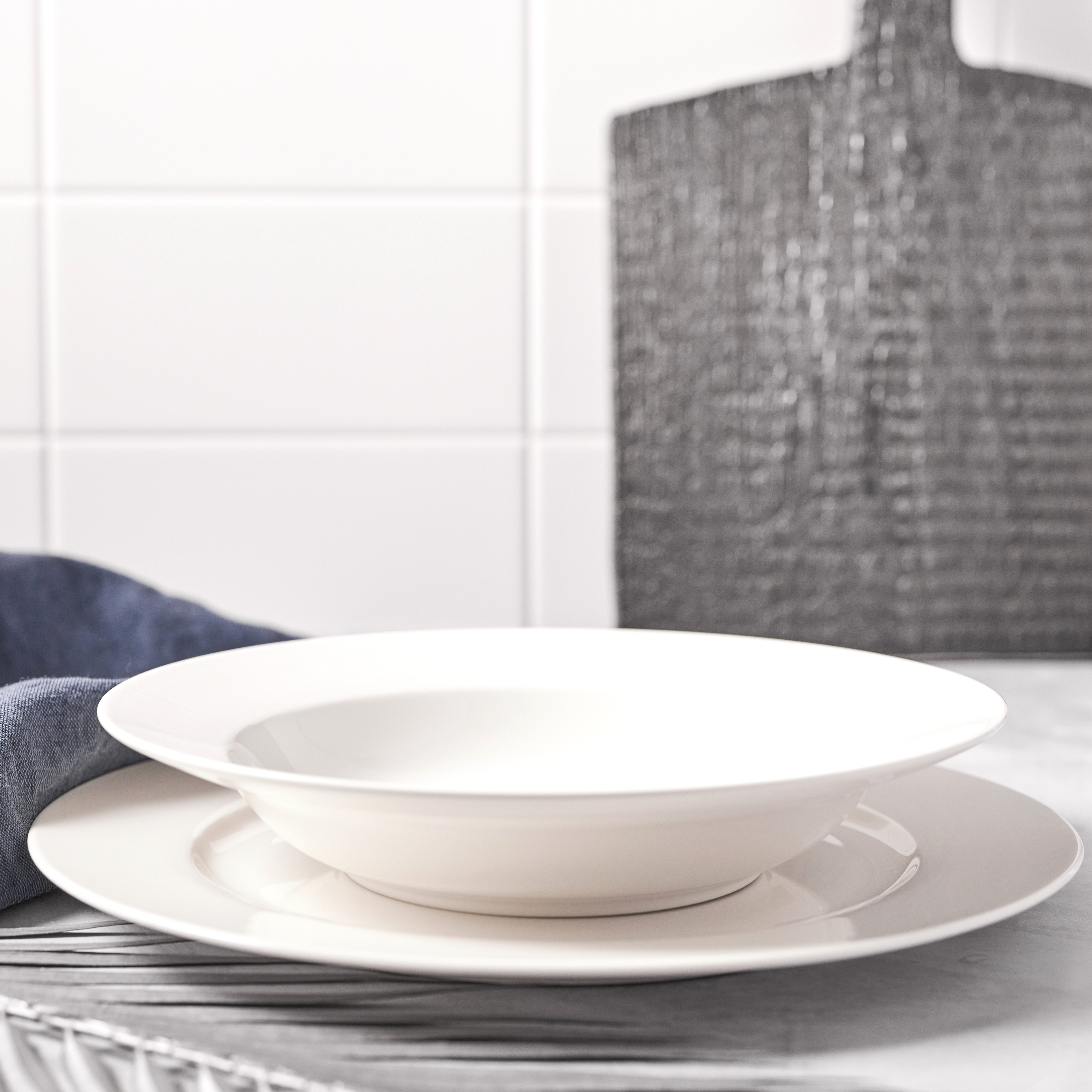Porcelánový hluboký talíř Aura White 23 cm AMBITION