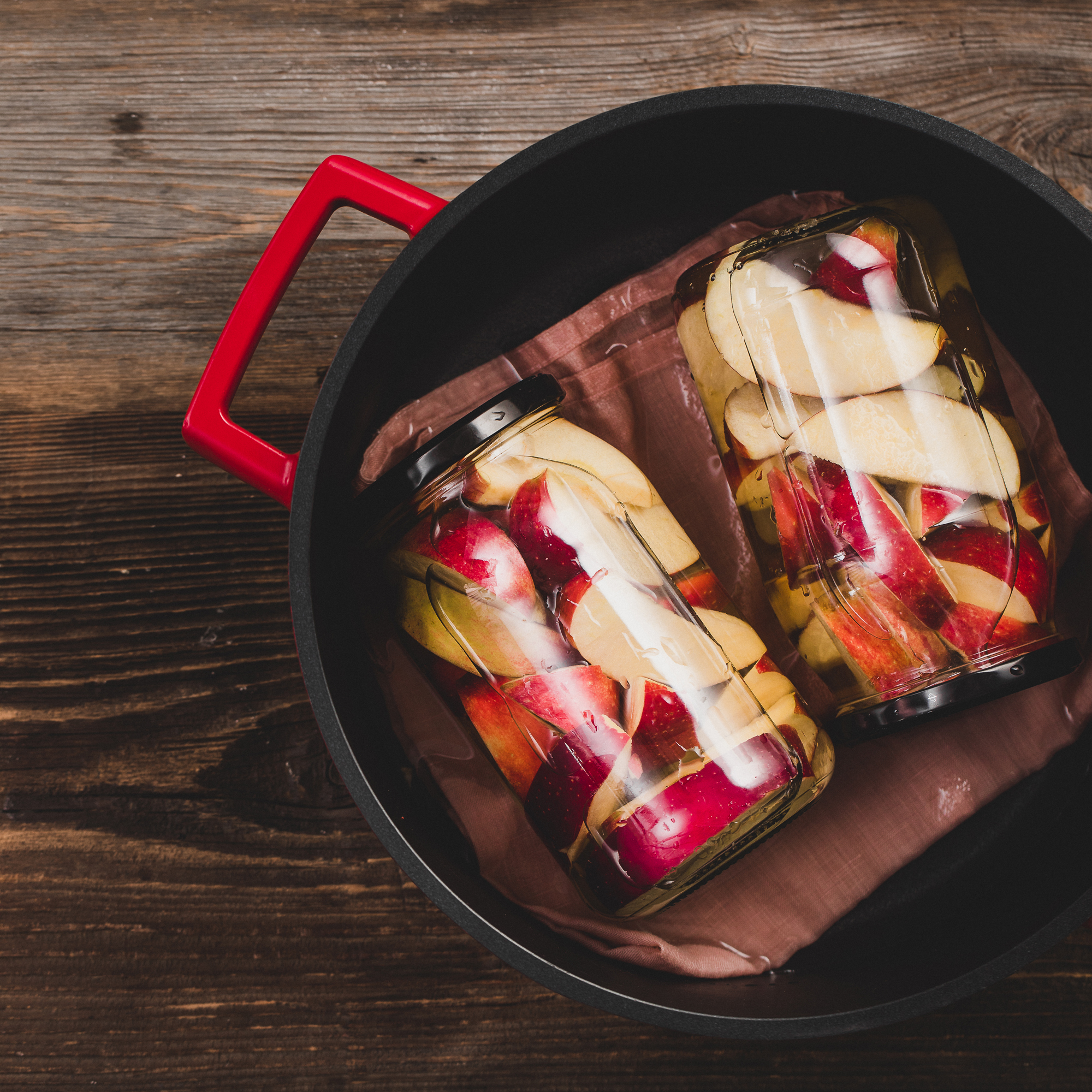 Hliníkový hrnec s poklicí Amore Qualum Basic 24 cm AMBITION