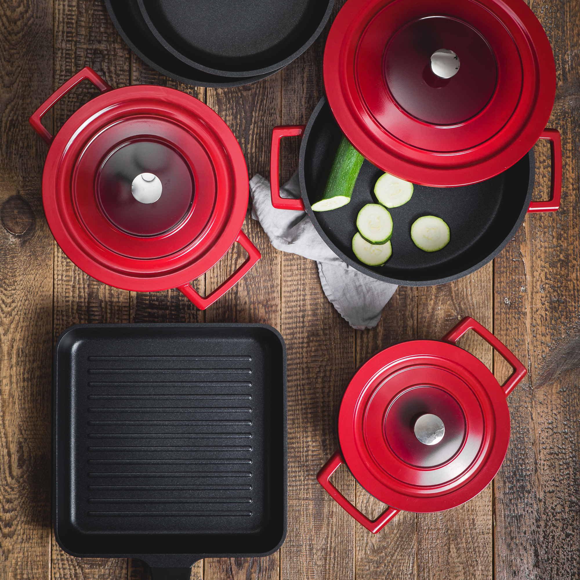 Hliníkový hrnec s poklicí Amore Qualum Basic 24 cm AMBITION