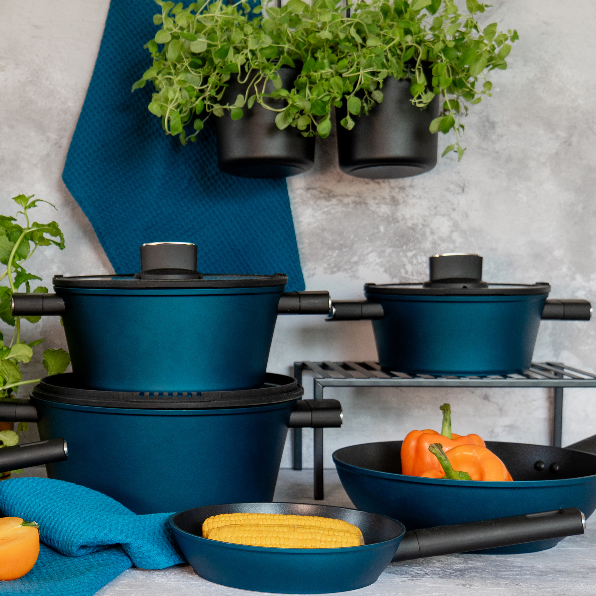 Sada hliníkových hrnců s pánví Azzurro Qualum Basic 9-dílů AMBITION