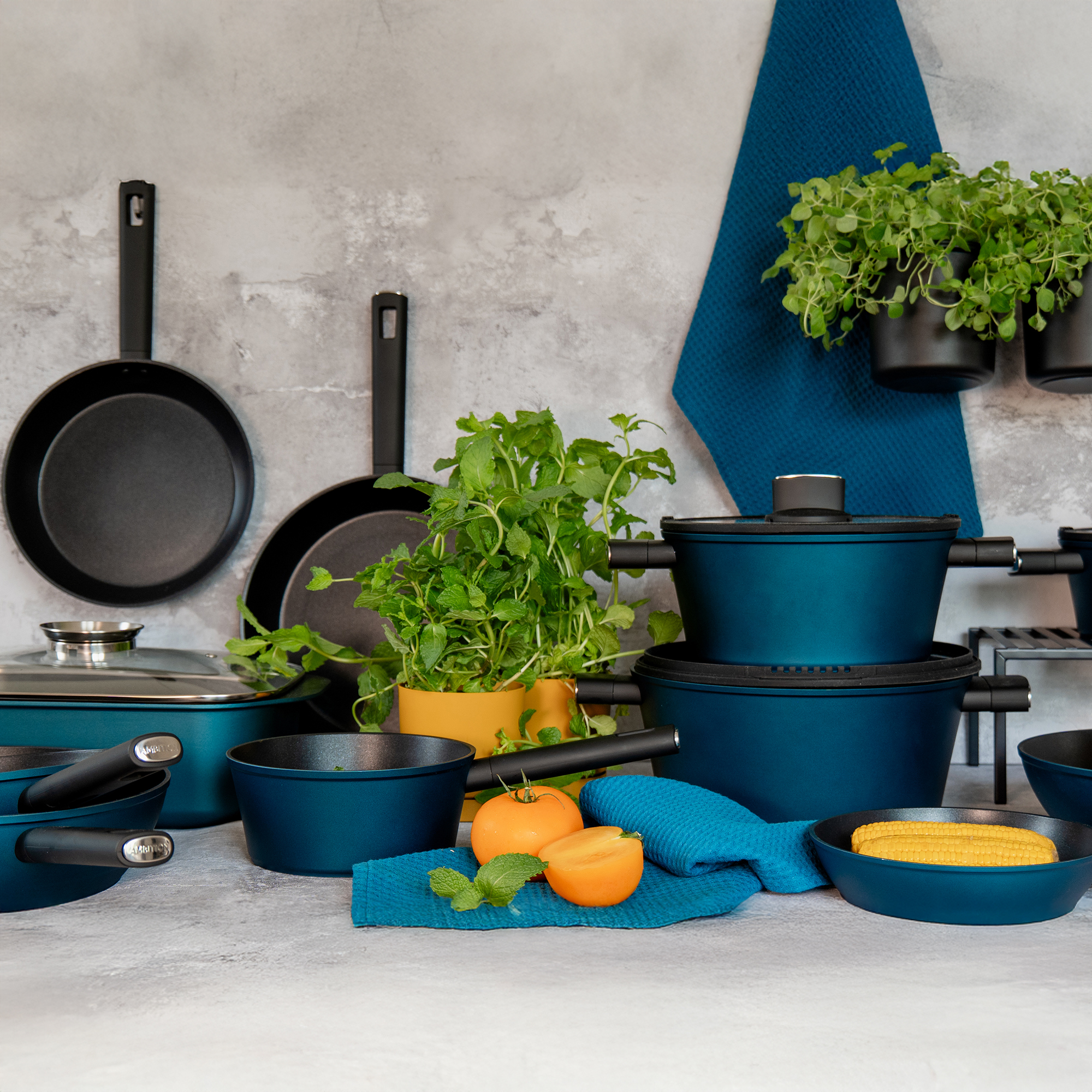 Sada hliníkových hrnců s pánví Azzurro Qualum Basic 9-dílů AMBITION