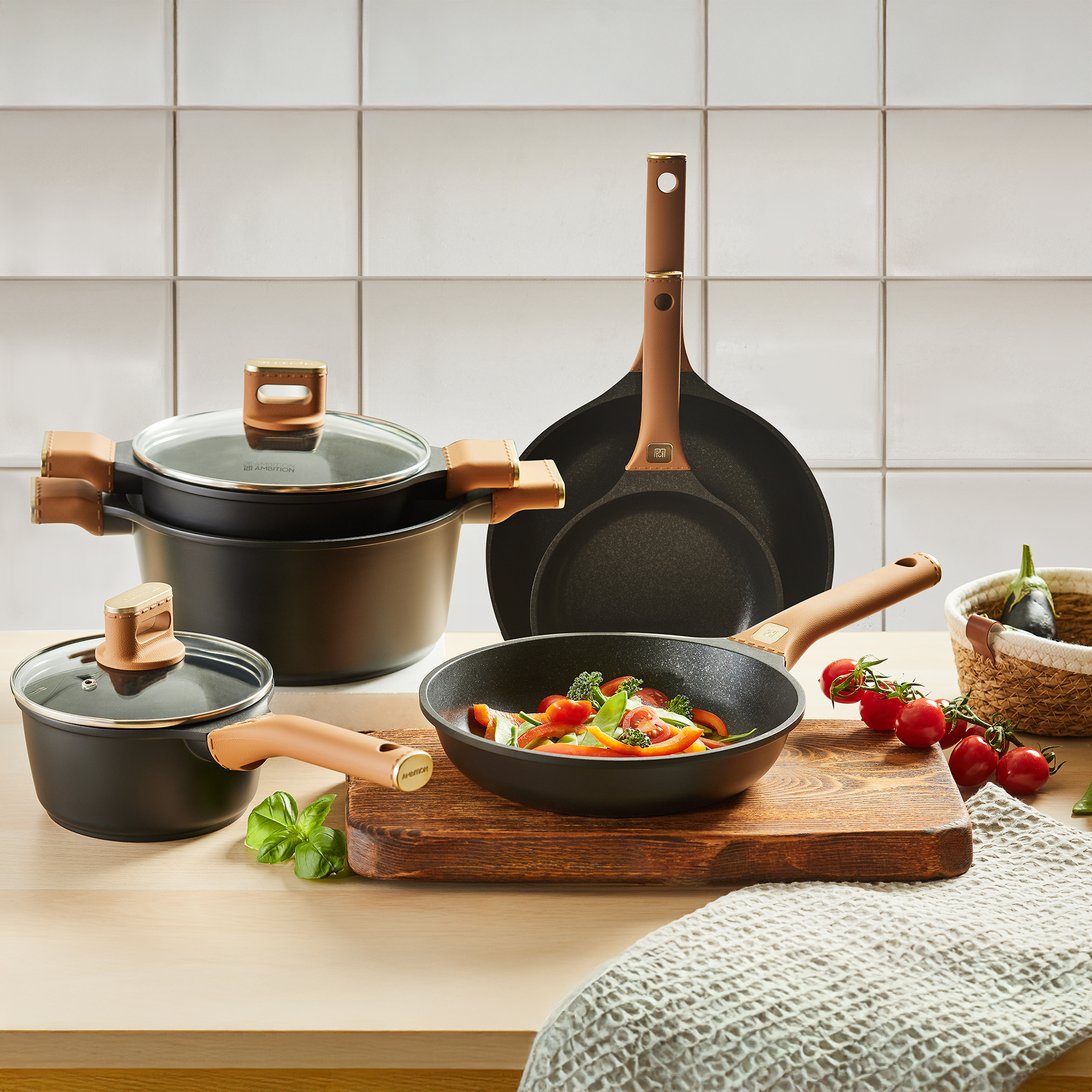 Batería de cocina con revestimiento Qualum Basic Stone Edition Camel 9-piezas AMBITION