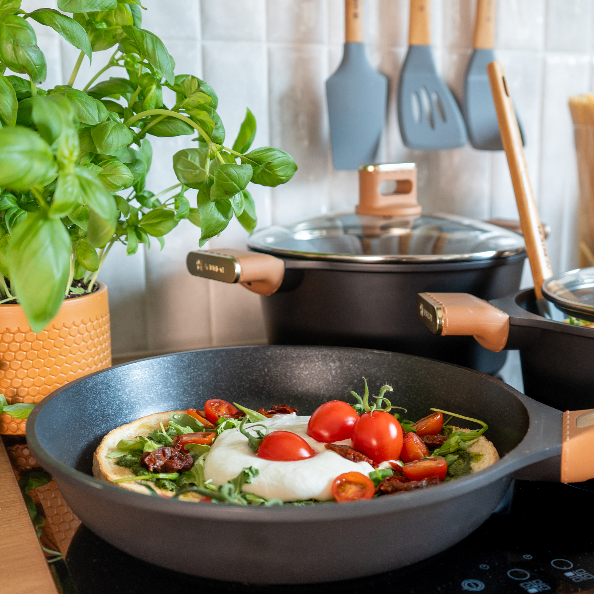 Batería de cocina con revestimiento Qualum Basic Stone Edition Camel 9-piezas AMBITION