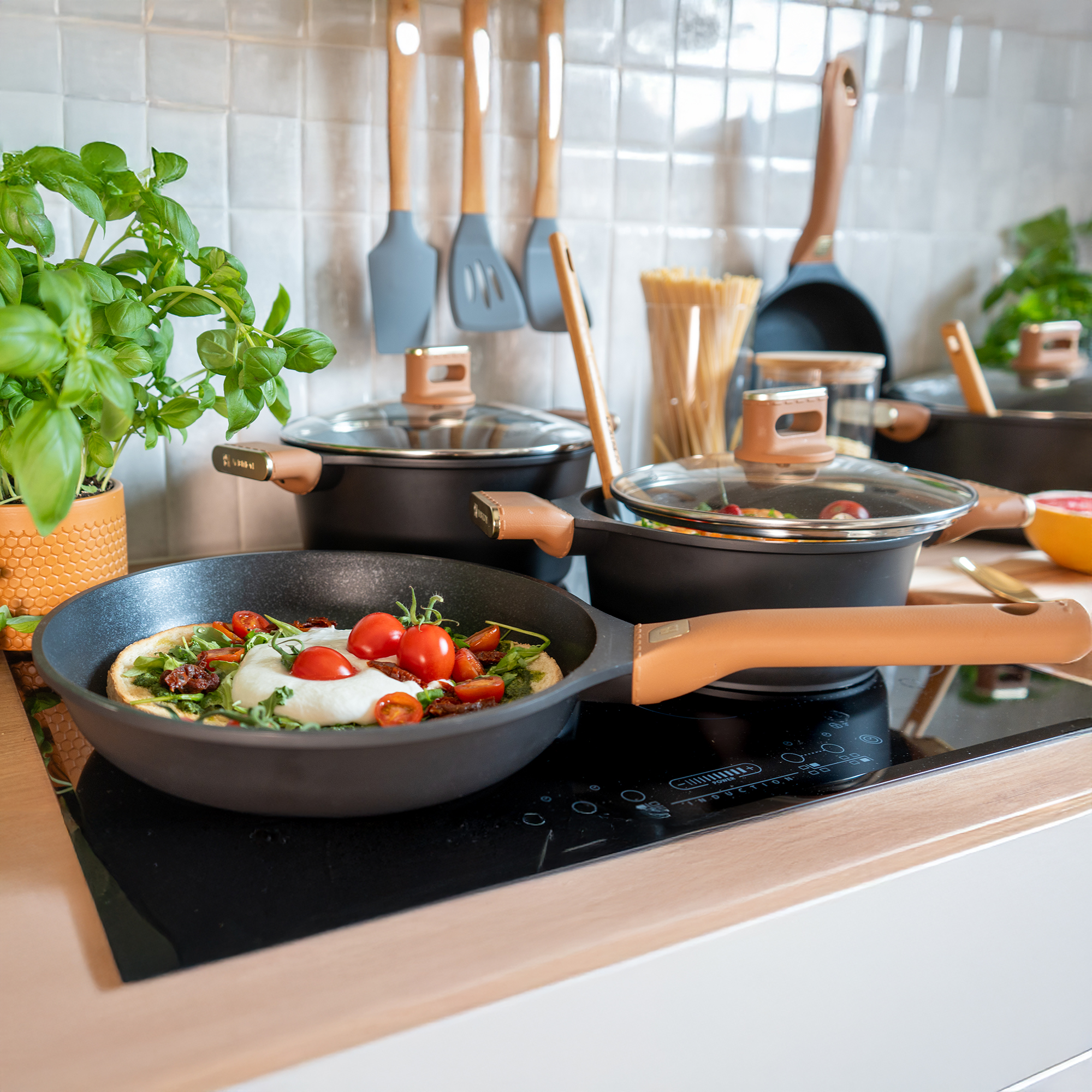 Batería de cocina con revestimiento Qualum Basic Stone Edition Camel 9-piezas AMBITION