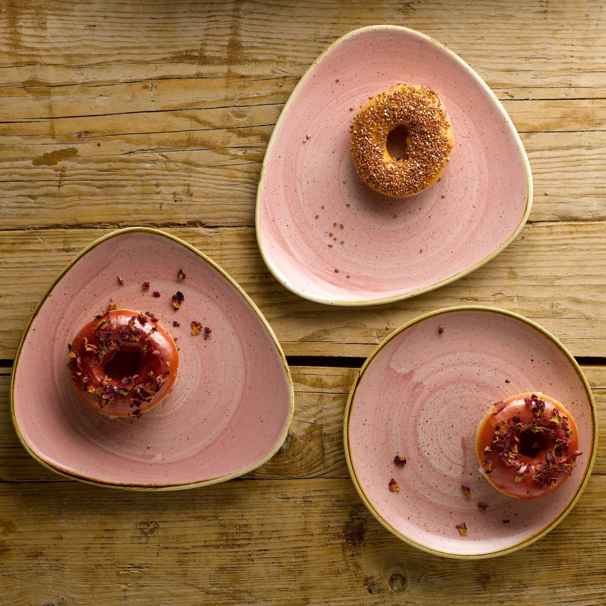 Talerz ceramiczny trójkątny Stonecast Petal Pink 22,9 cm CHURCHILL