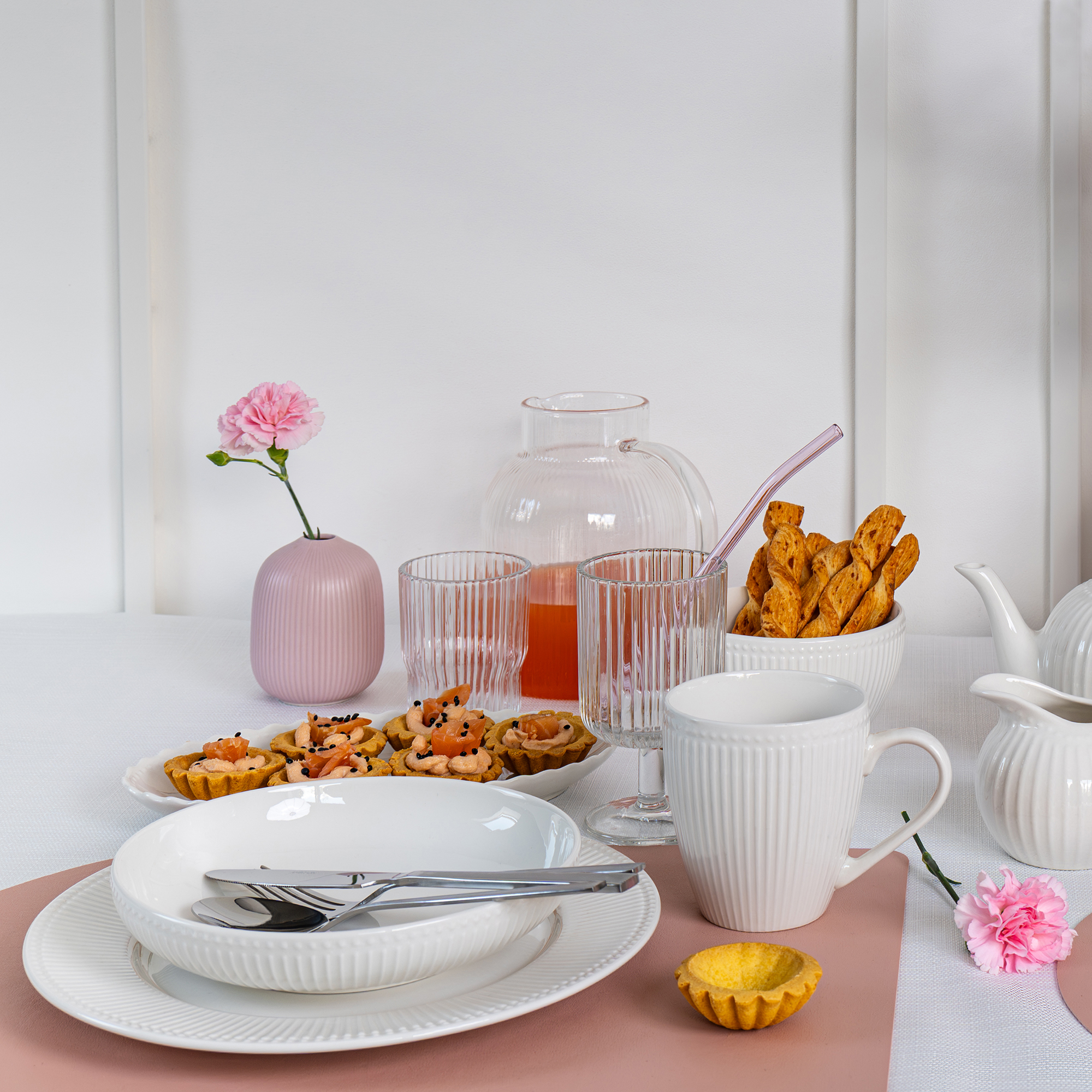 Krémový porcelánový hlboký tanier Curly 22 cm AMBITION