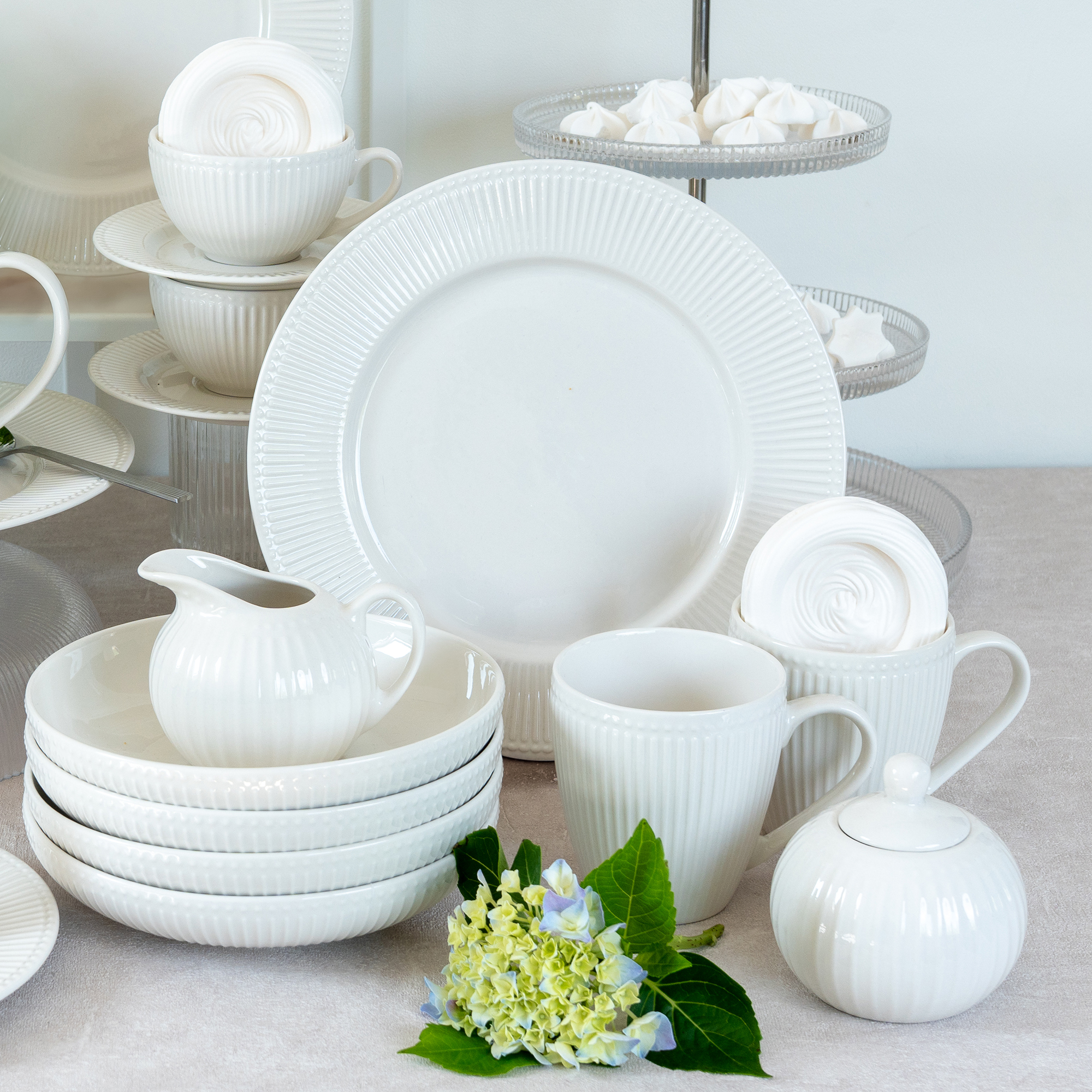 Krémový porcelánový hlboký tanier Curly 22 cm AMBITION