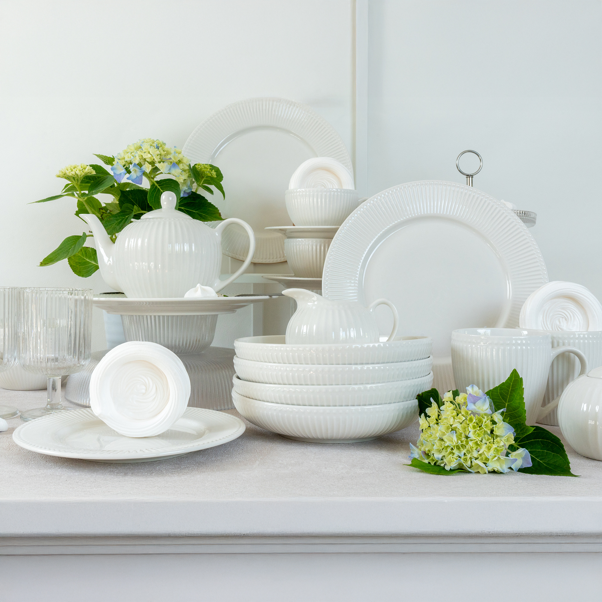 Krémový porcelánový hlboký tanier Curly 22 cm AMBITION