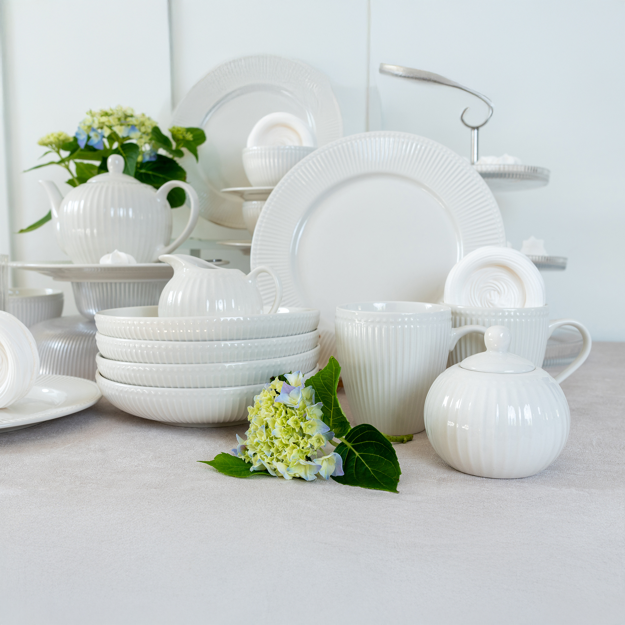 Porslinsmugg 390 ml Curly vit AMBITION