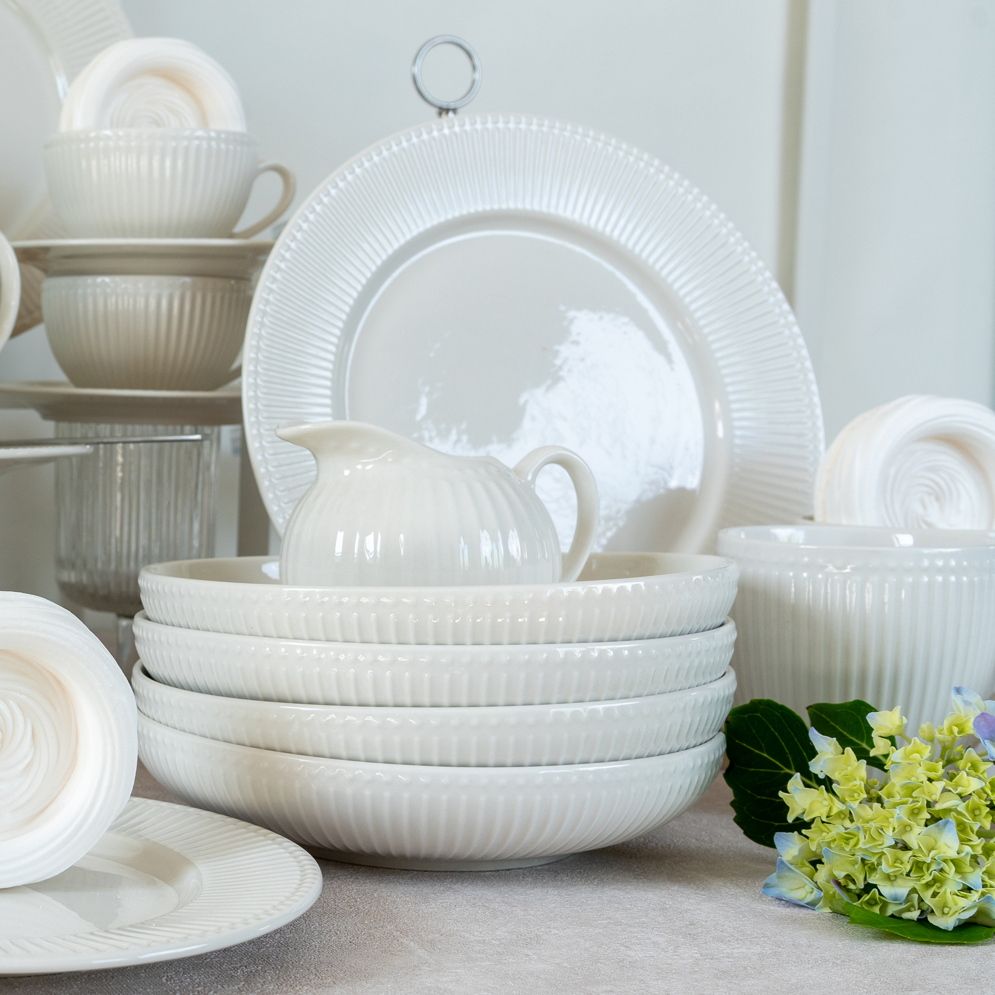 Mjölkkanna Curly vit AMBITION