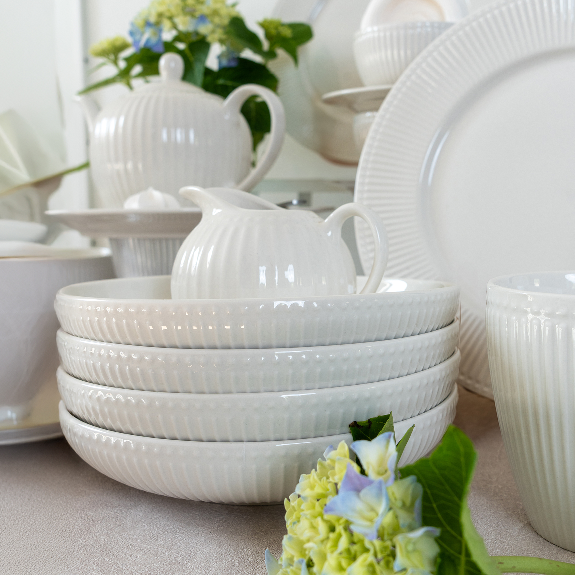 Servizio di piattti per 6 persone Curly bianco 41-pezzi AMBITION