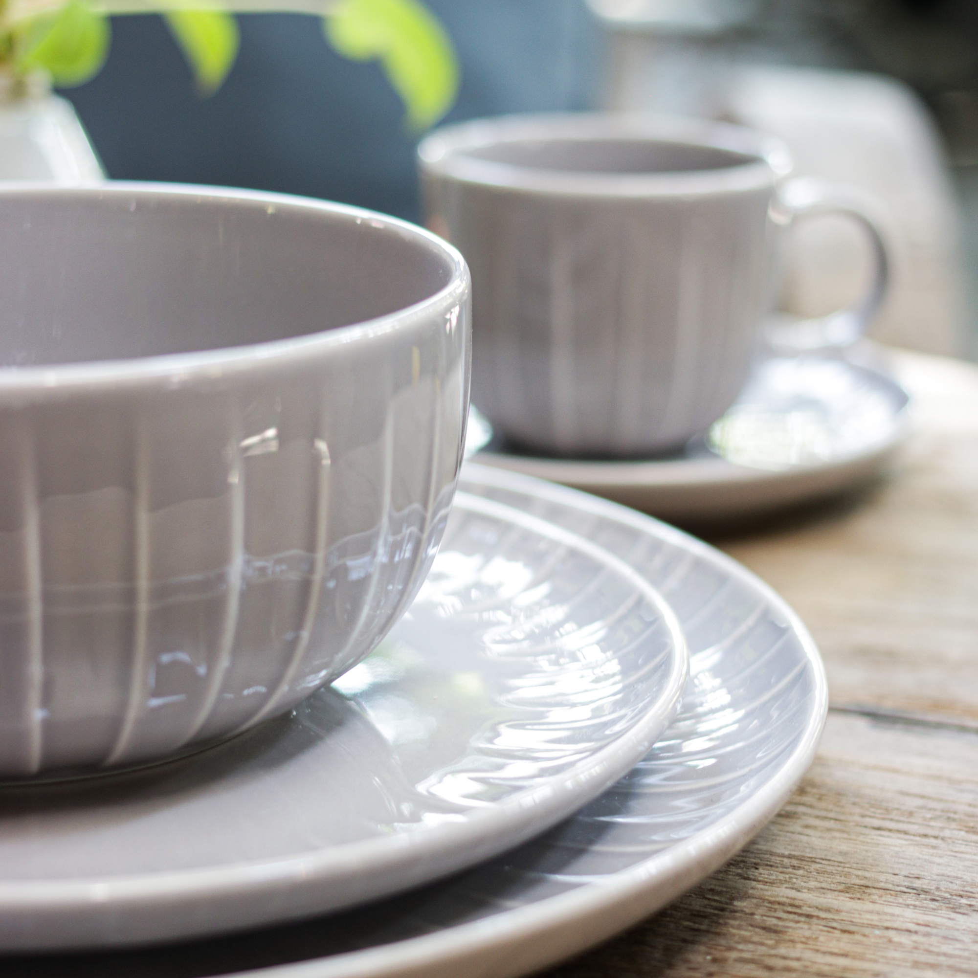 Šedá porcelánová salátová mísa Ligne 17 cm AMBITION