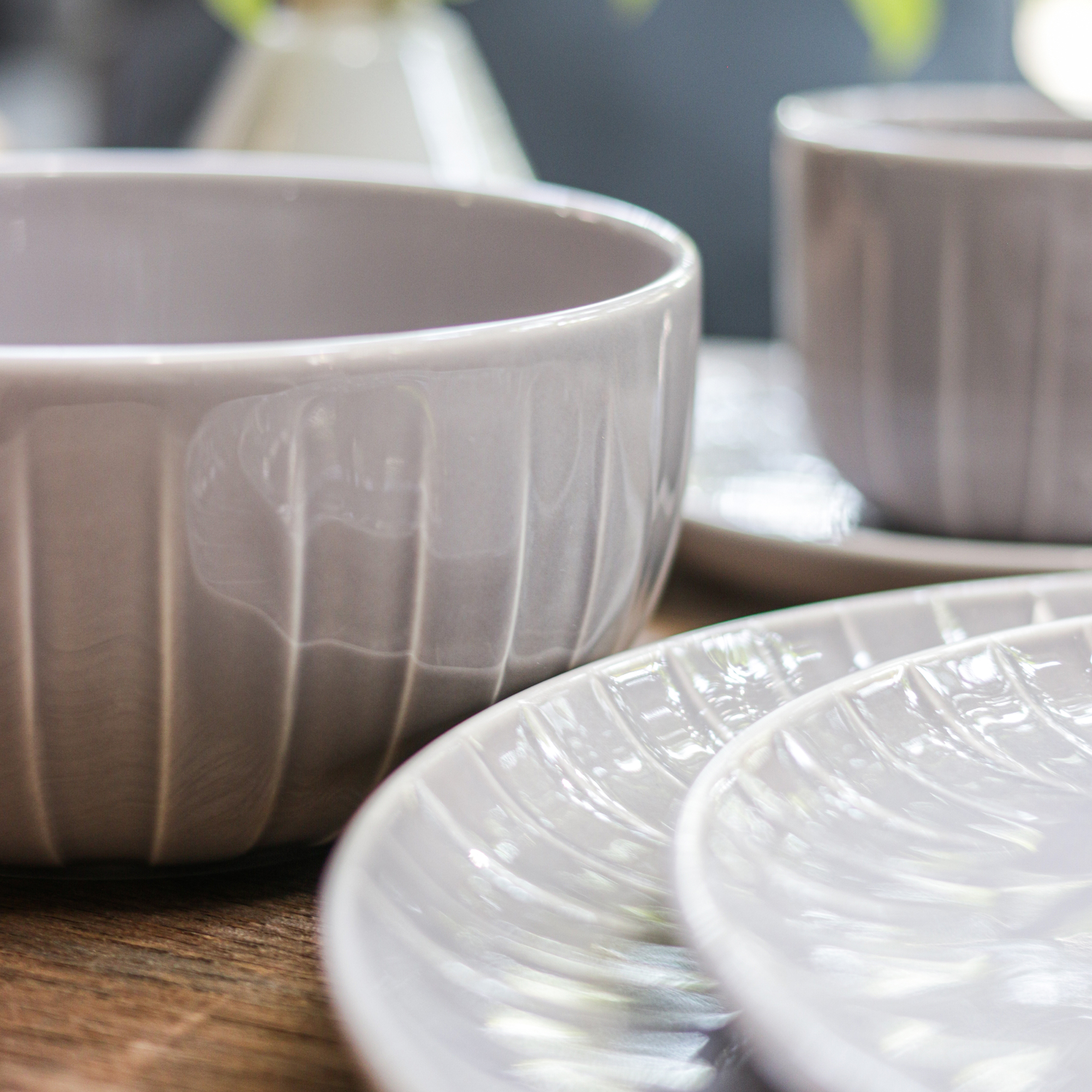 Šedá porcelánová salátová mísa Ligne 17 cm AMBITION