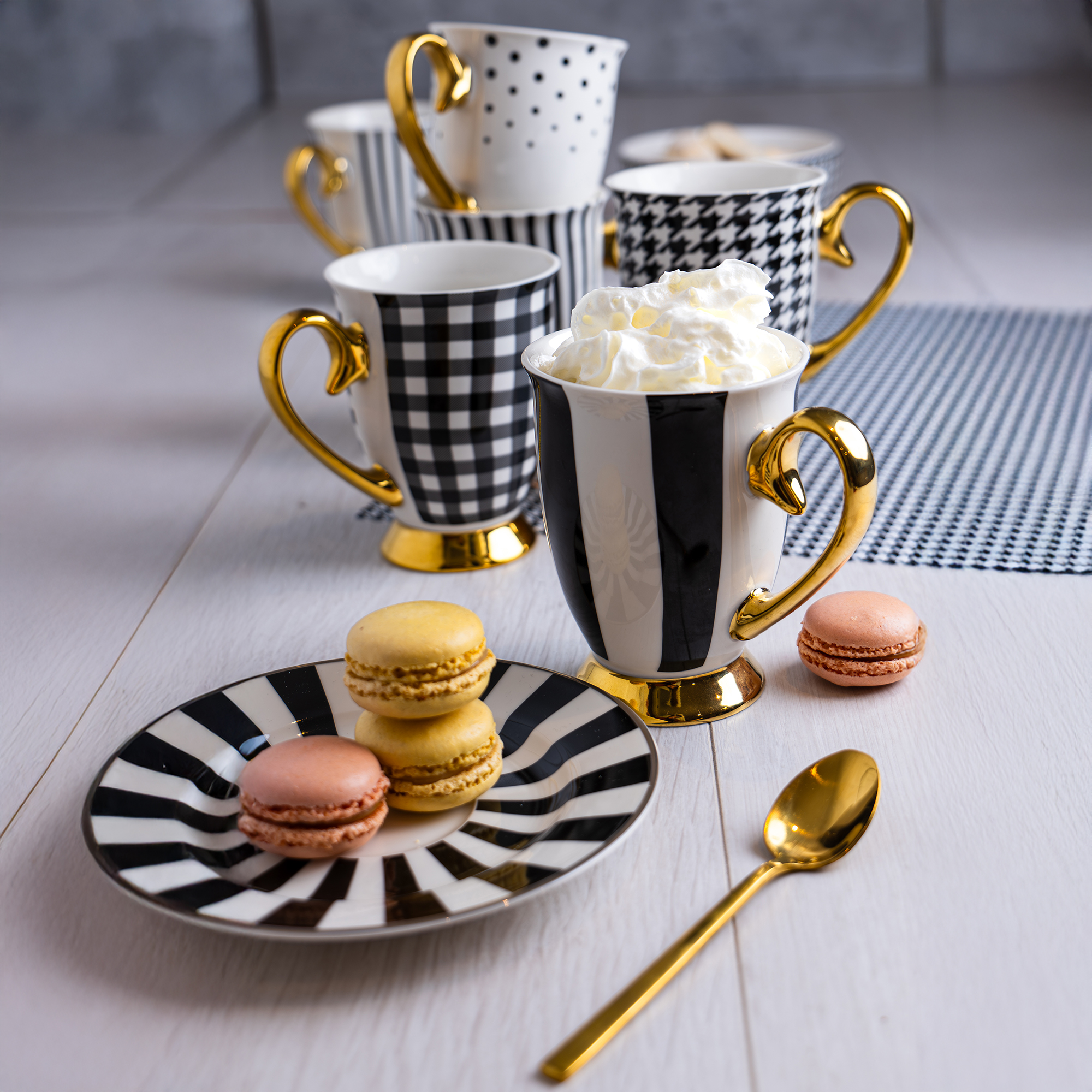 Porcelánový hrnek Diana Gold Checkered 300 ml AMBITION