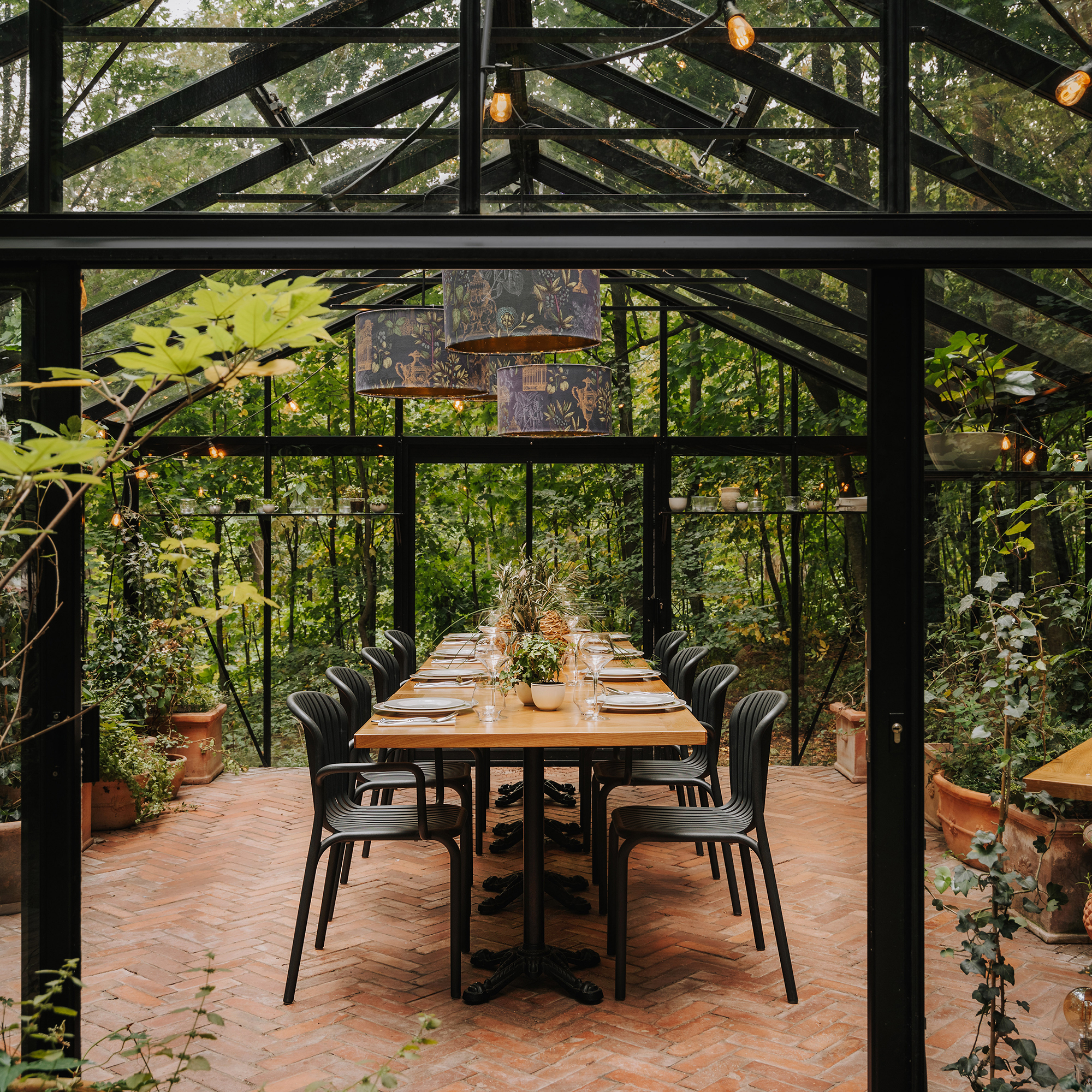 Sedia da giardino con braccioli Brene Carbon FERNE