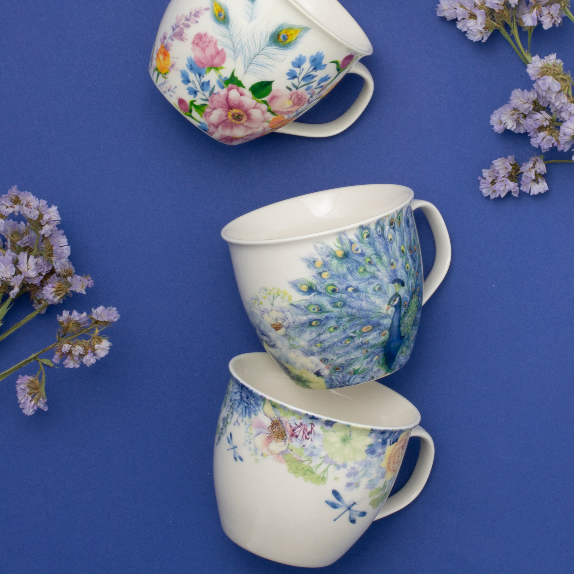 Porcelánový hrnček Nina Blue Flower Vážky 550 ml AMBITION