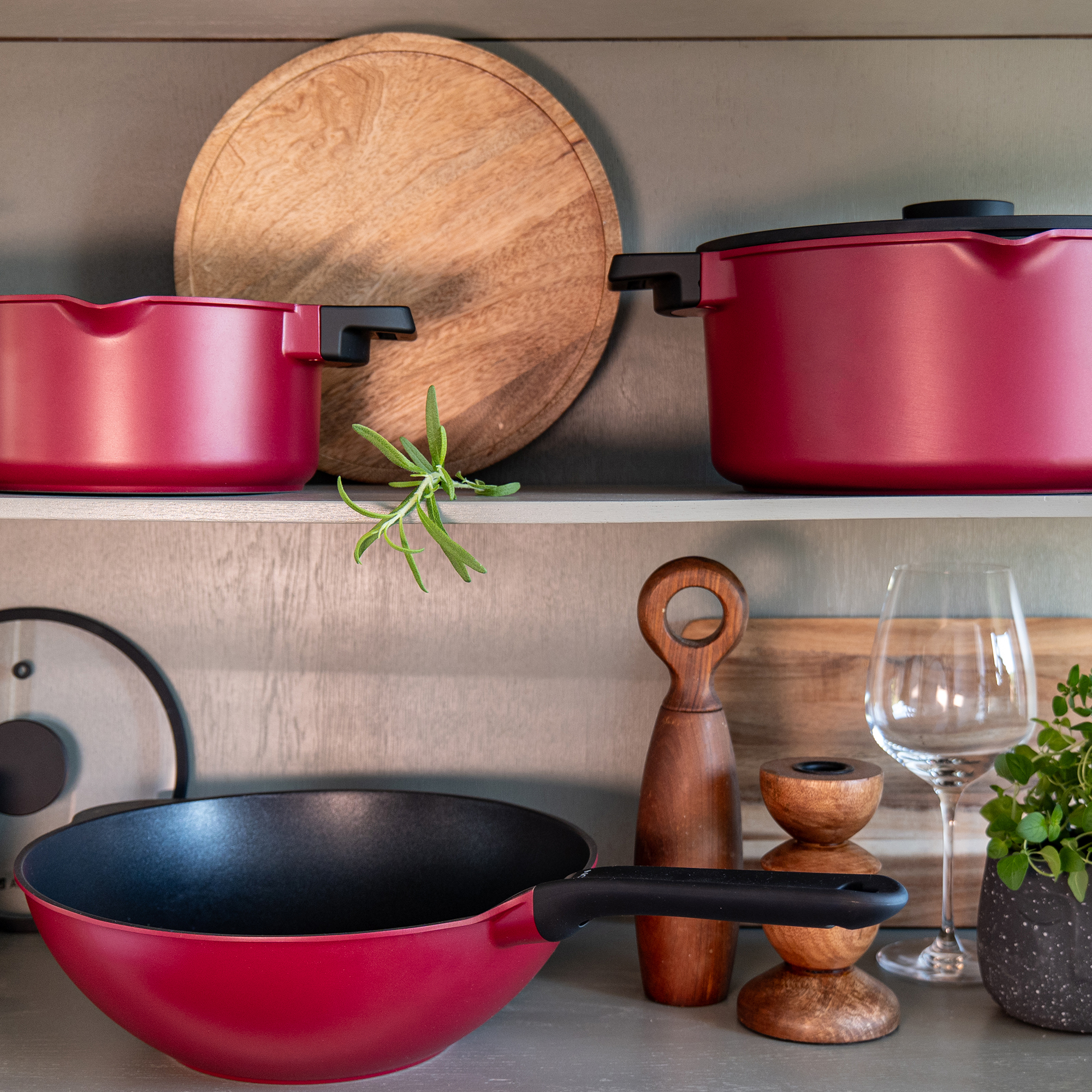 Pánev Wok s poklicí Noel Qualum Basic 30 cm AMBITION