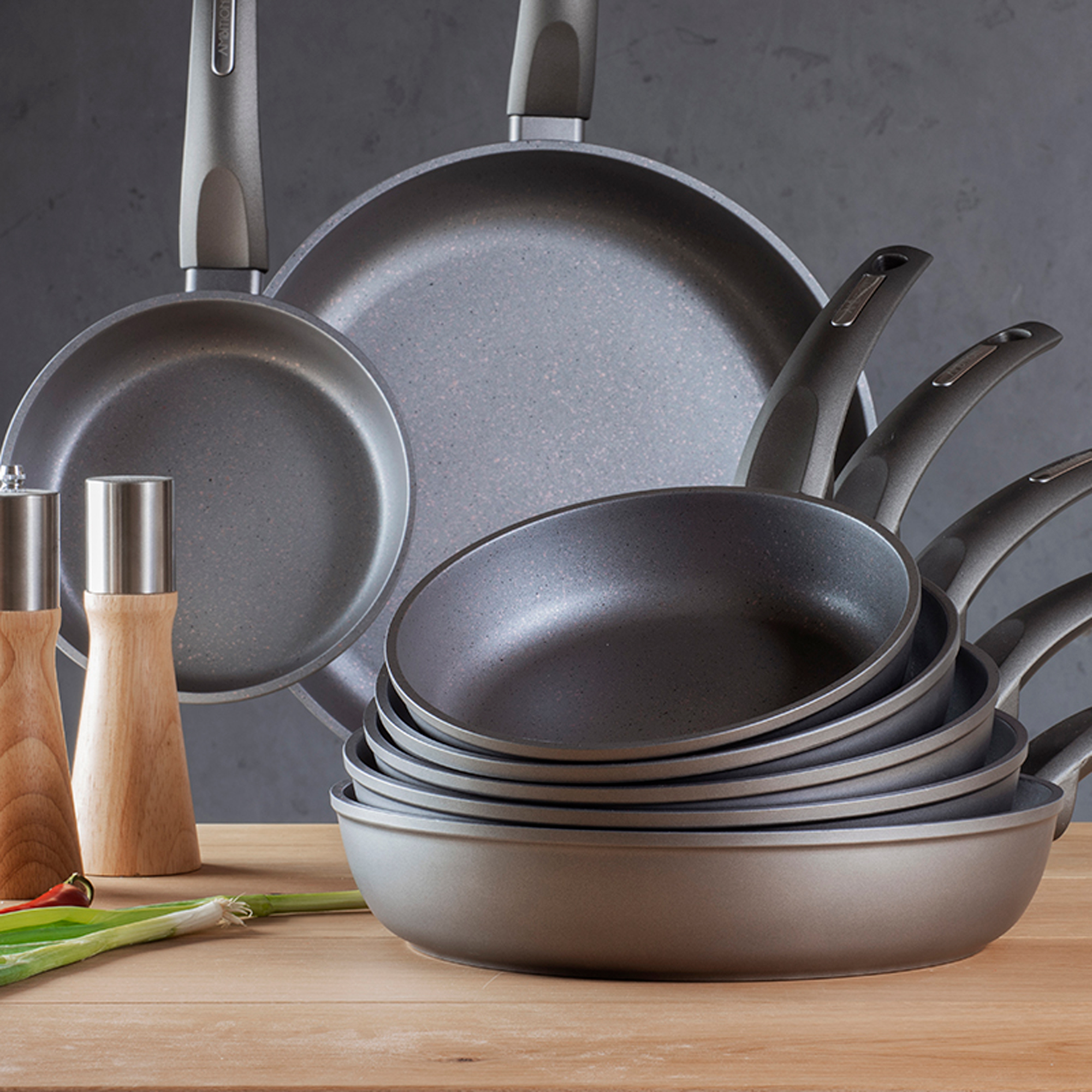 Padella Magnat Gray 20 cm + salvapadelle AMBITION 