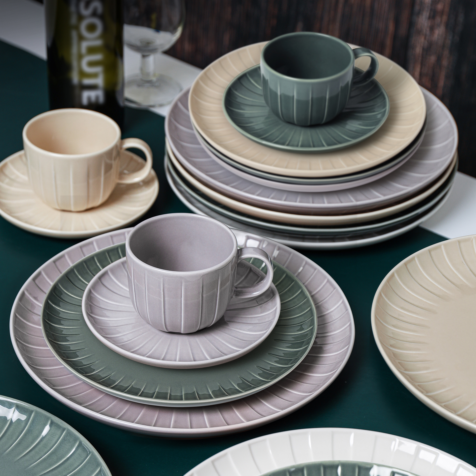 Zelený porcelánový plytký tanier Ligne 30 cm AMBITION
