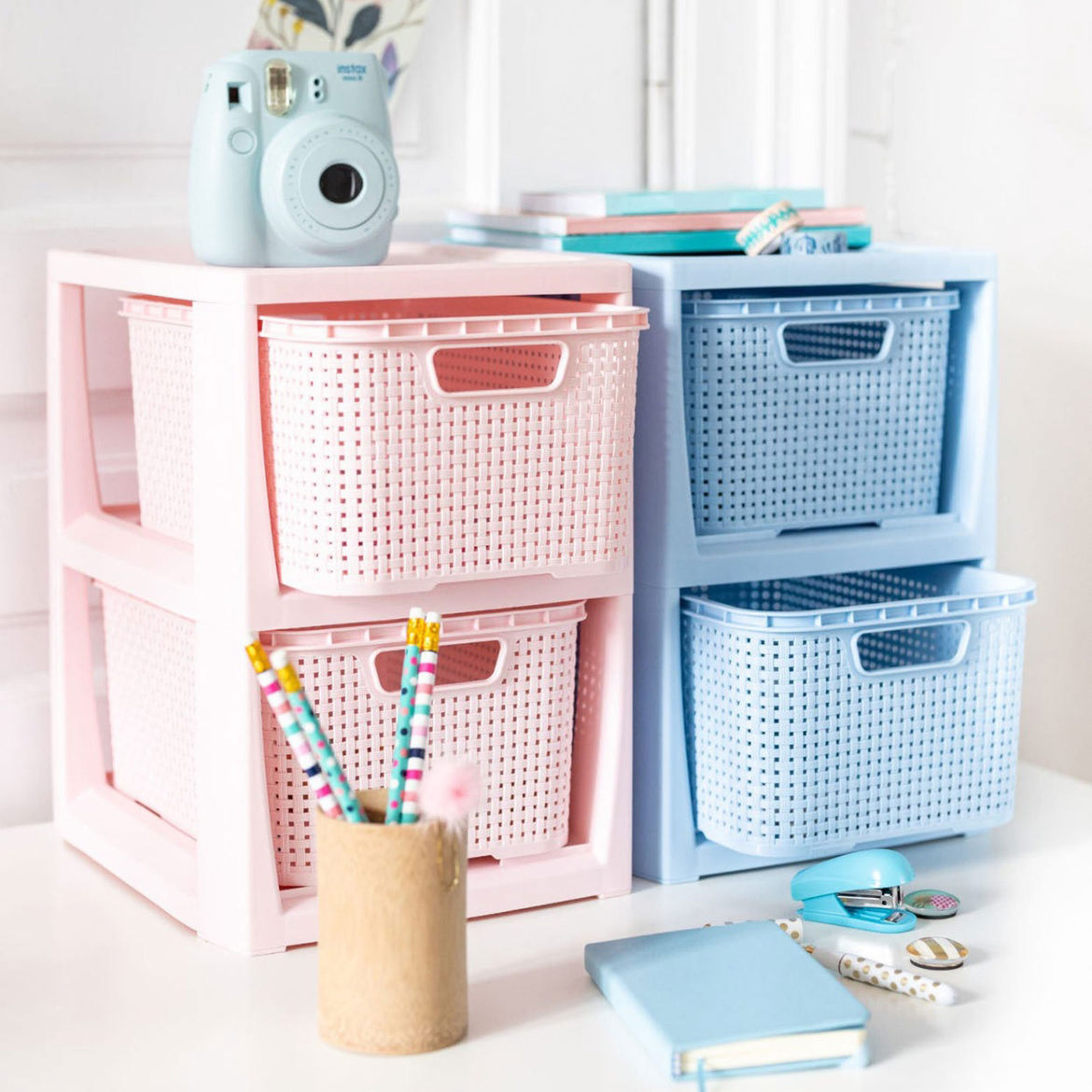 Hylla med 2 korgar Rattan rosa BRANQ