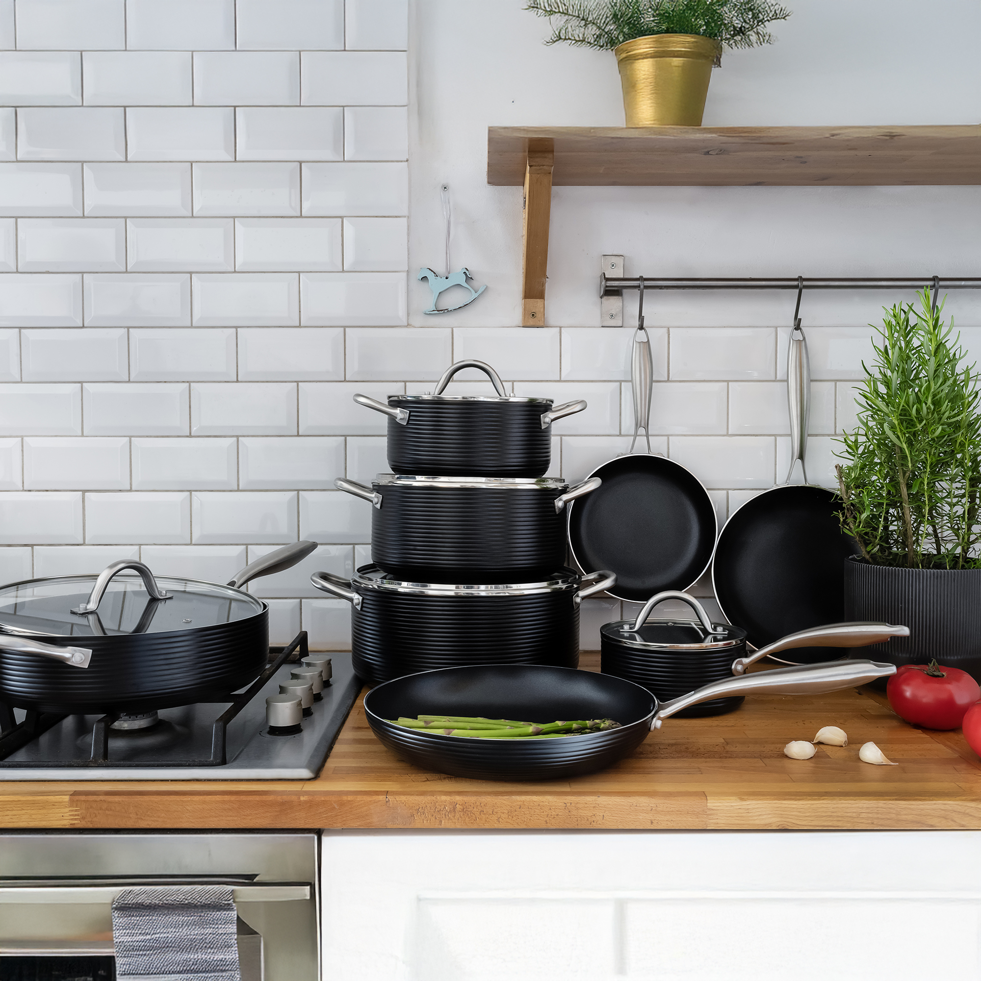 Hluboká hliníková pánev s poklicí Ribs Qualum Basic 28 cm AMBITION