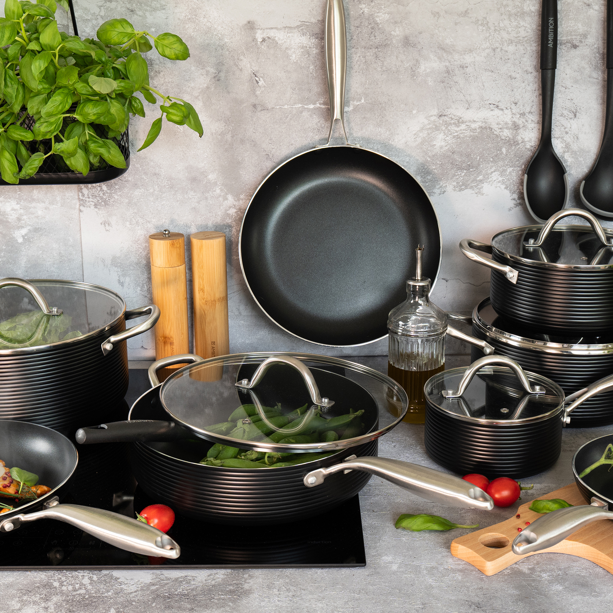 Hluboká hliníková pánev s poklicí Ribs Qualum Basic 28 cm AMBITION