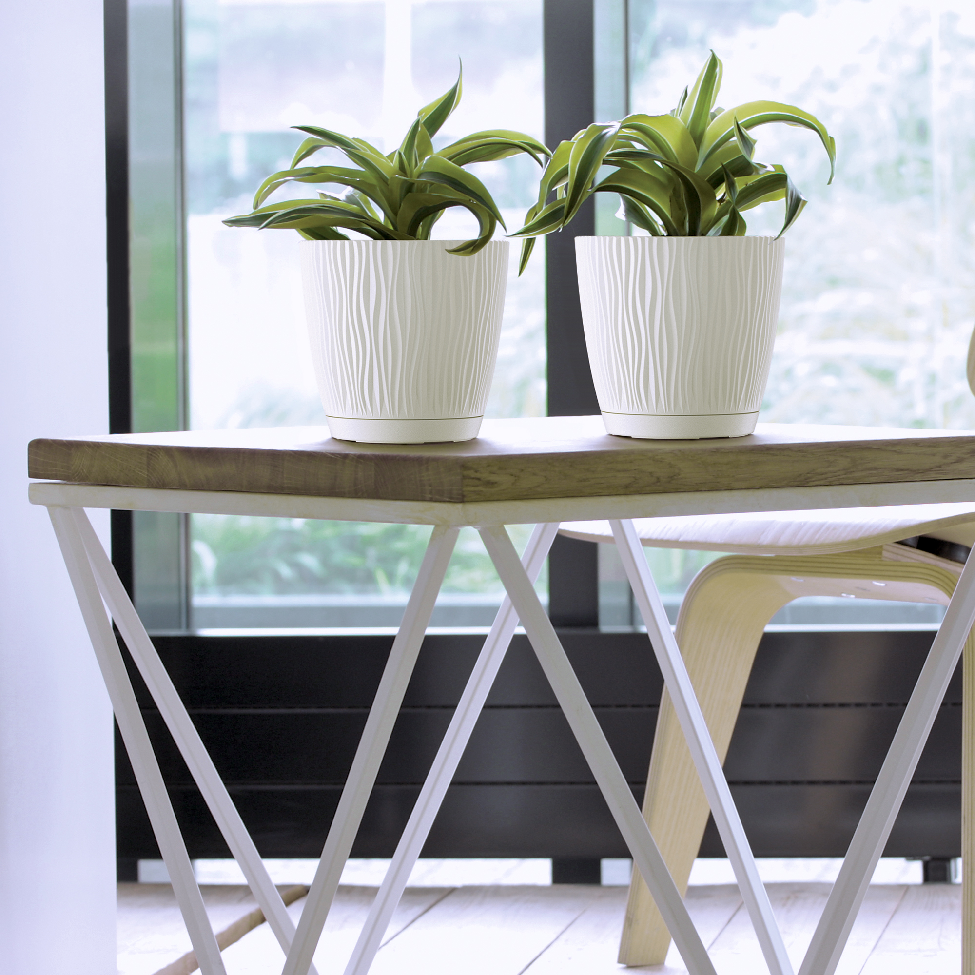 Bílý bezvložkový plastový květináč Sandy P 18,8 cm PROSPERPLAST