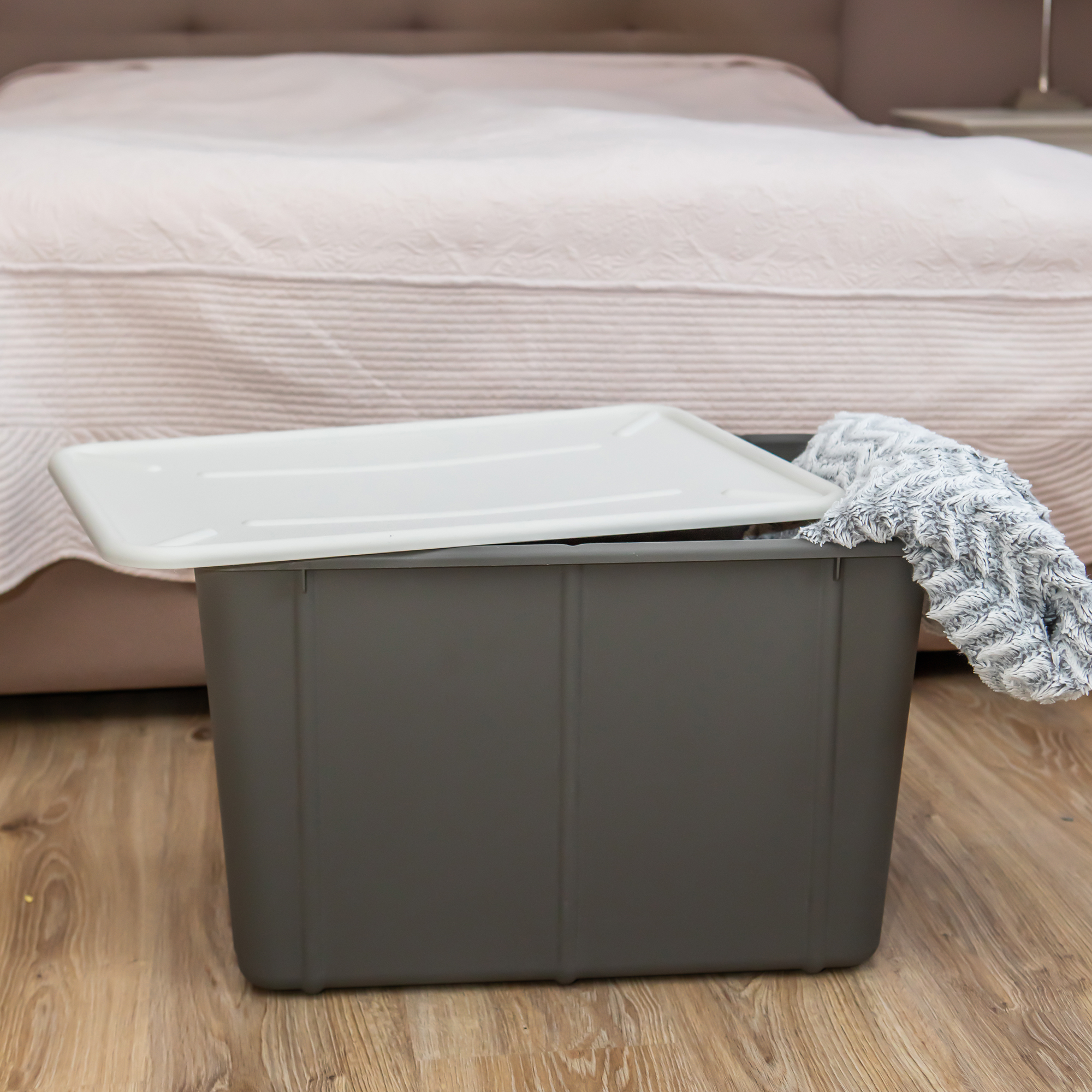 Tmavě šedý box s víkem Velur 60 l BRANQ