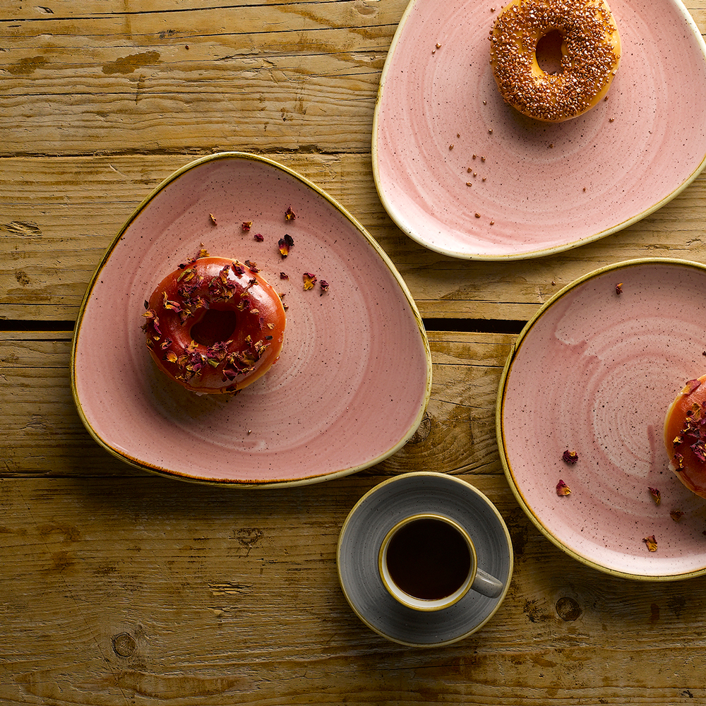 Talerz ceramiczny trójkątny Stonecast Petal Pink 22,9 cm CHURCHILL