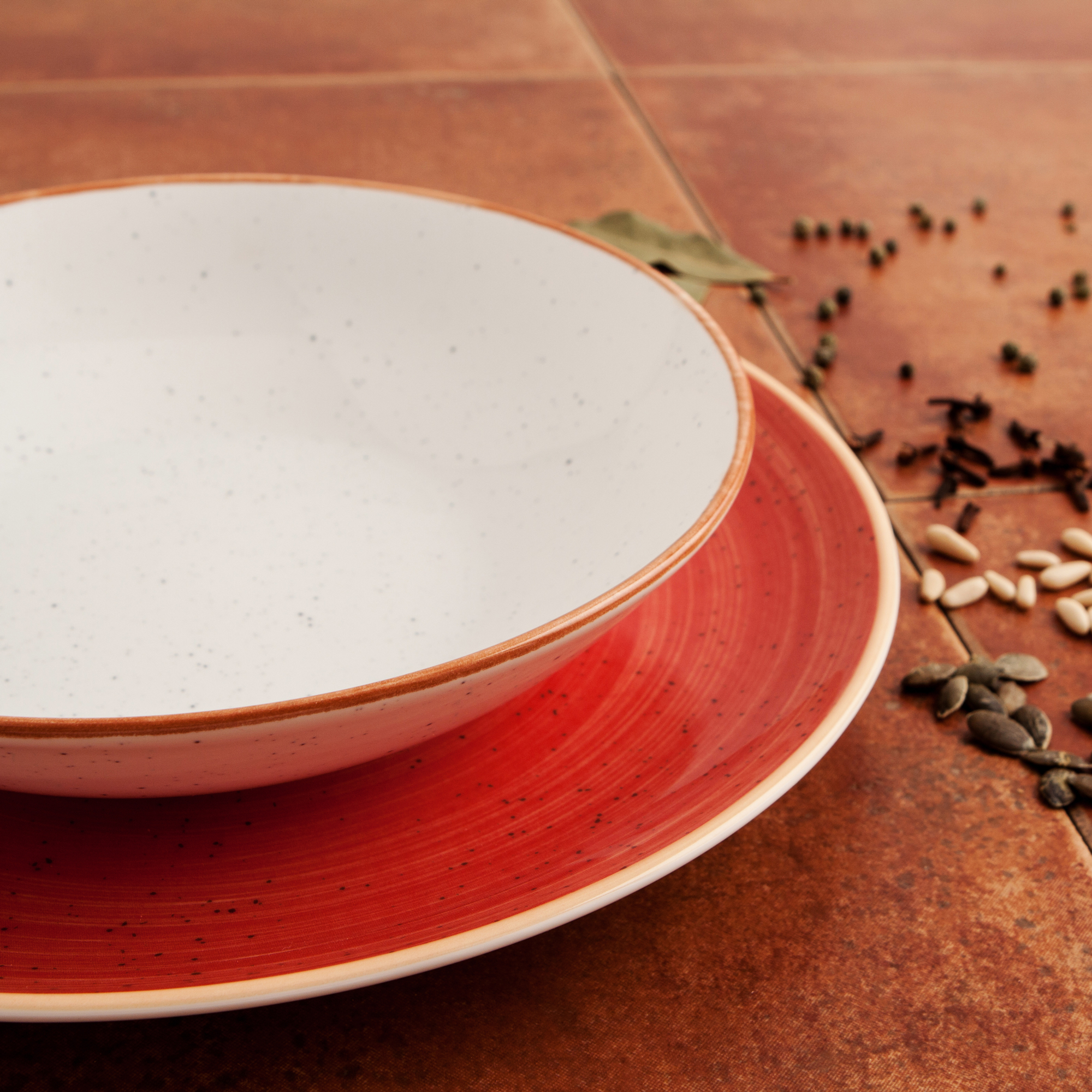 Porcelánový servírovací talíř Terra Red 31 cm ARIANE