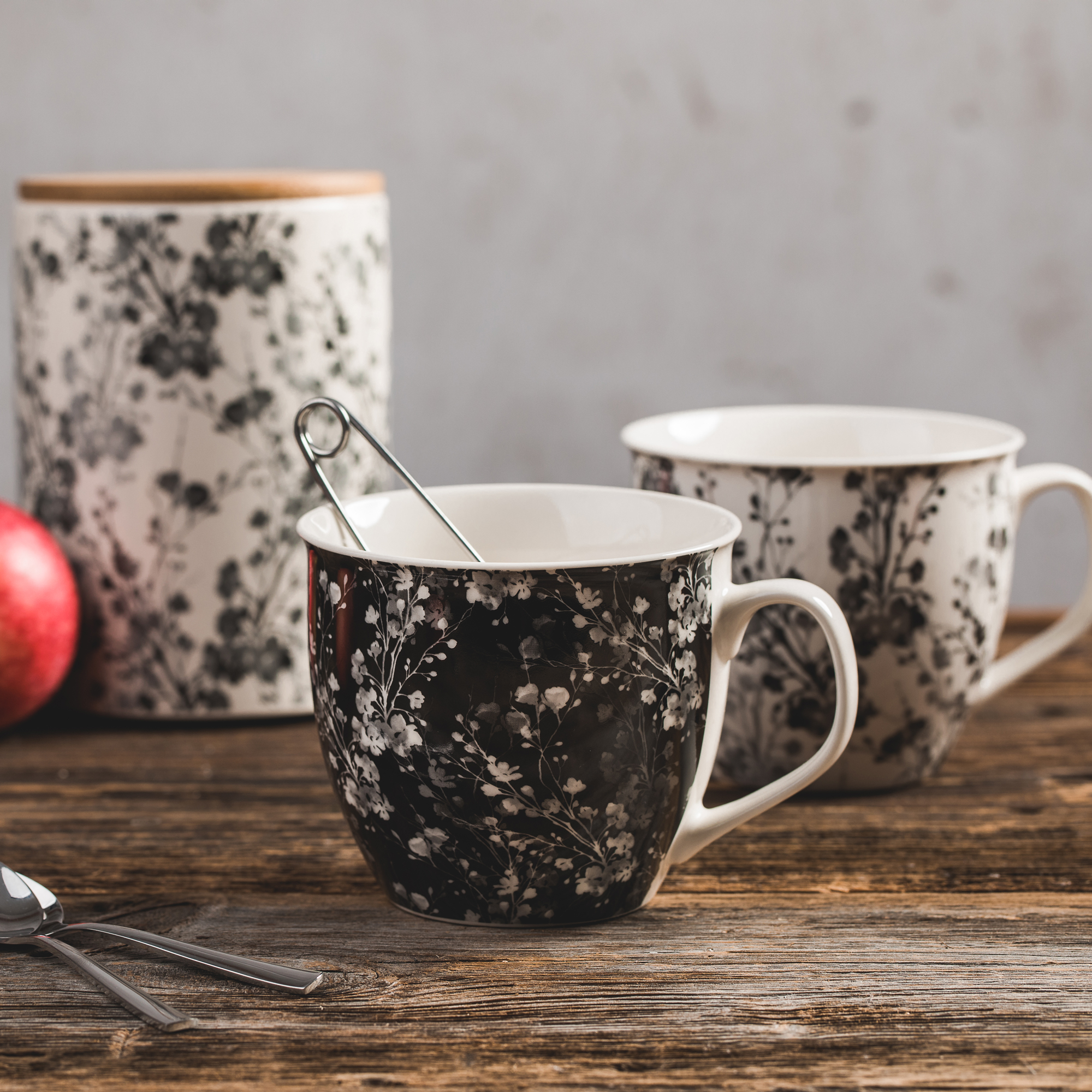 Porcelánový hrnek Black Nature černý 550 ml AMBITION