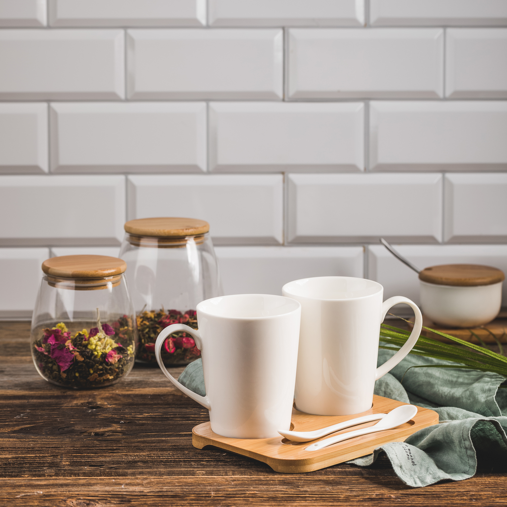 Sada 2 bílých hrnků se lžičkami na bambusovém podstavci Natural 450 ml AMBITION