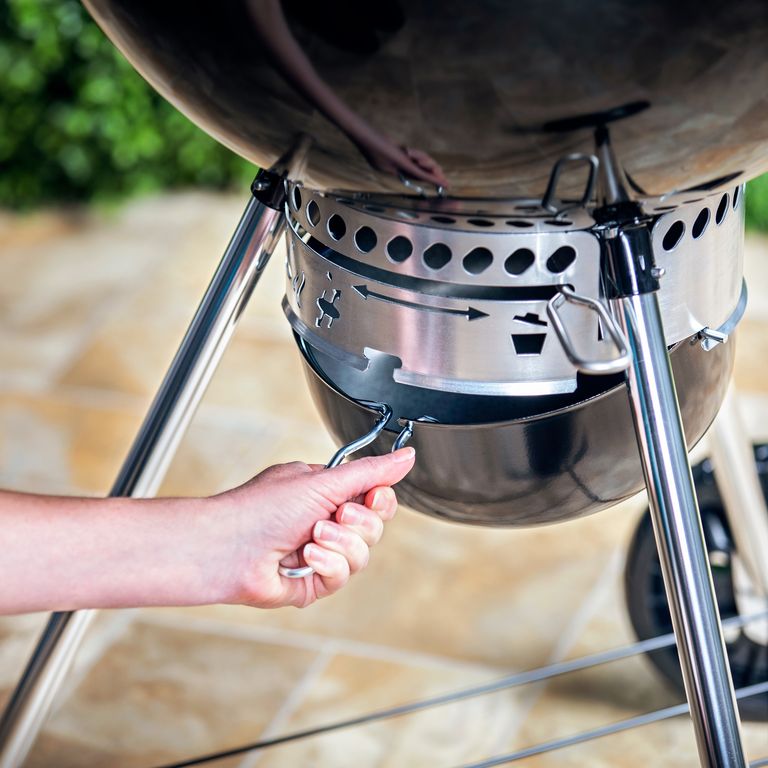 Grill węglowy Master Touch GBS Premium 57 cm WEBER 17301004 + GRATIS